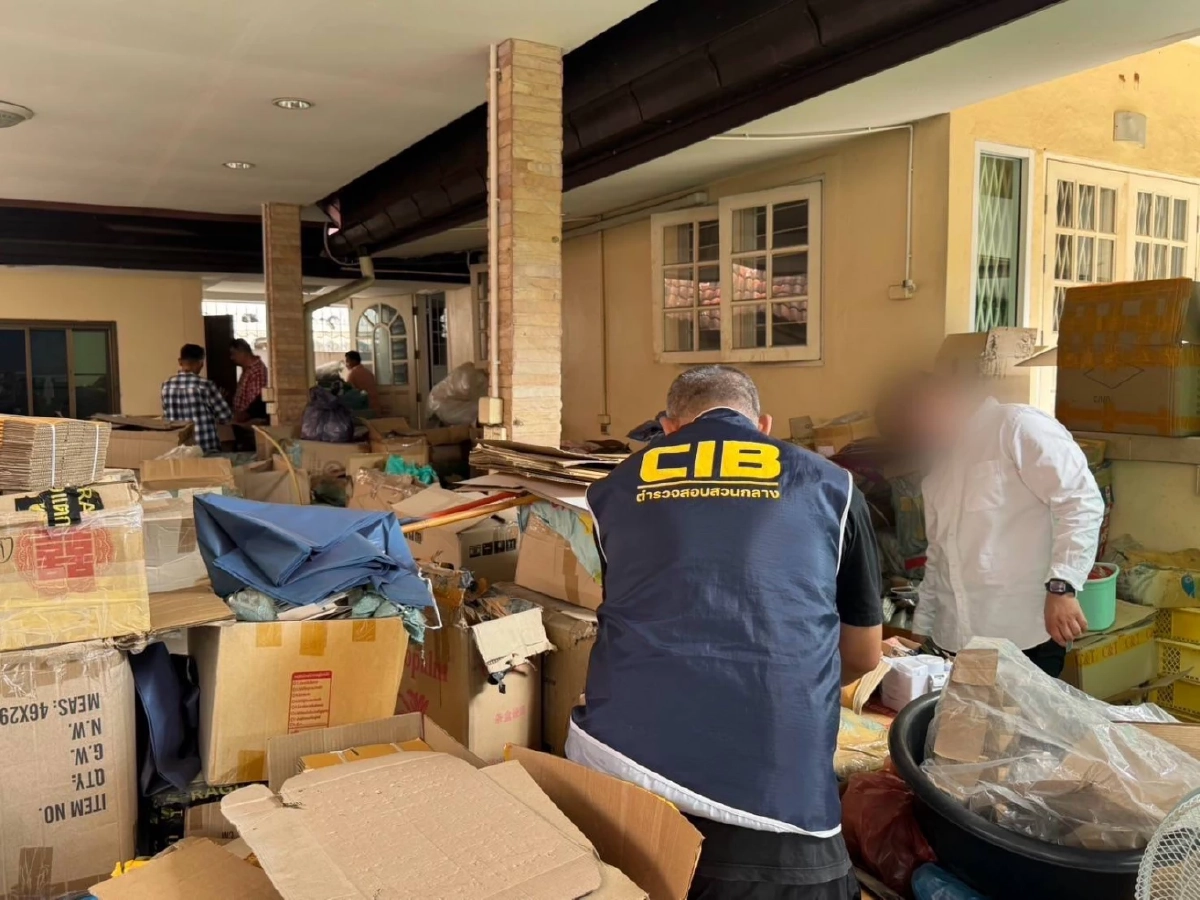 ทลายสินค้าปลอม ยึดหูฟัง-อุปกรณ์ชาร์จโทรศัพท์กว่า 11,000 ชิ้น