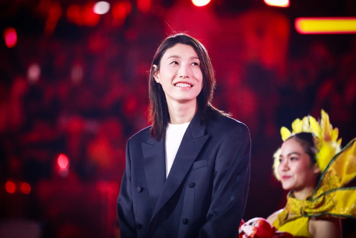 \"นุศรา ต้อมคำ\" สะกดทุกสายตา สวยสะพรั่ง ขนาด \"กัปตันคิม\" ยังตะลึง