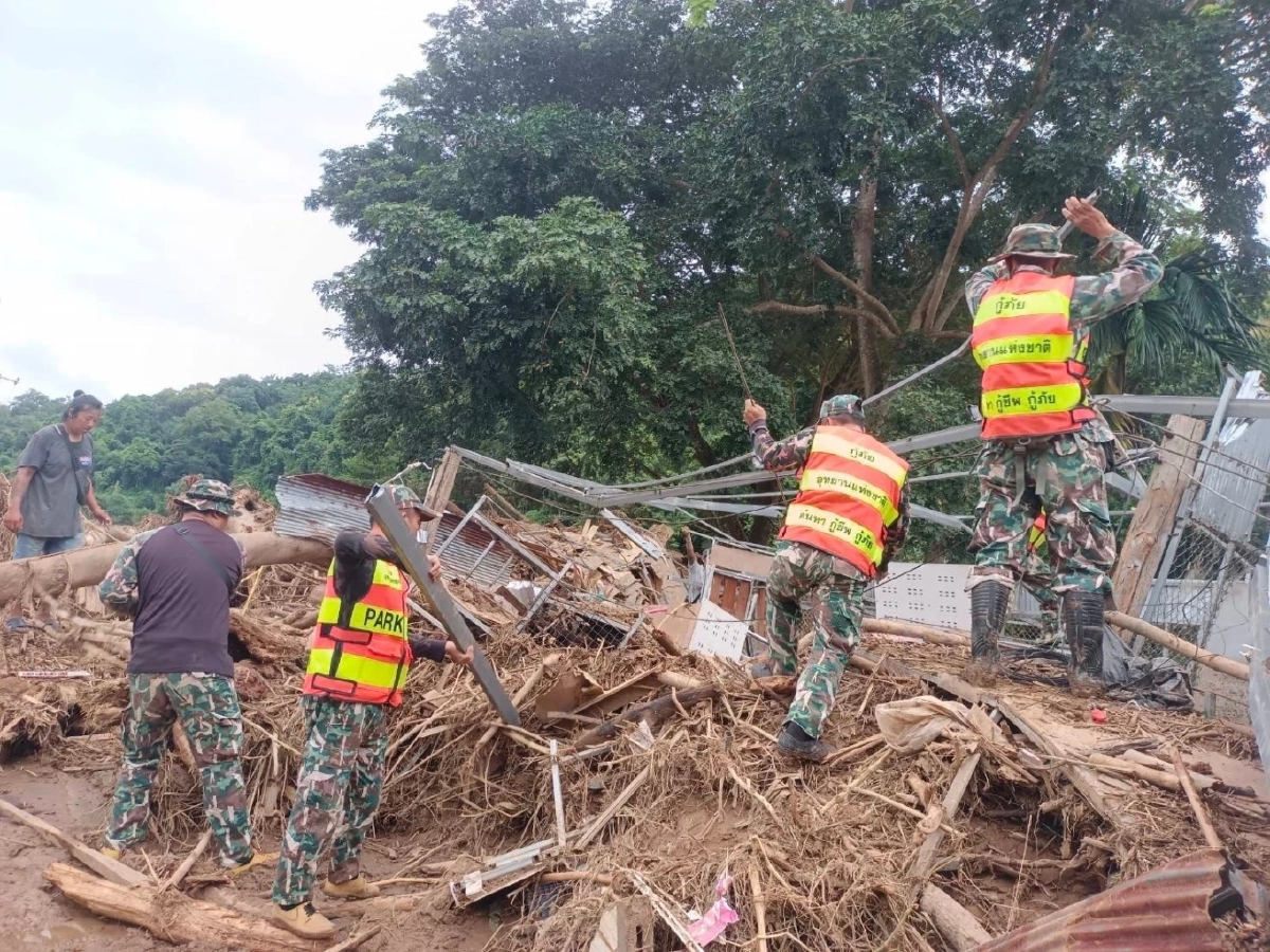 อุทยานฯ แม่ฮ่องสอน ระดมกำลังช่วยผู้ประสบภัยพายุ เร่งค้นหาผู้สูญหาย-ฟื้นฟูบ้านเรือน