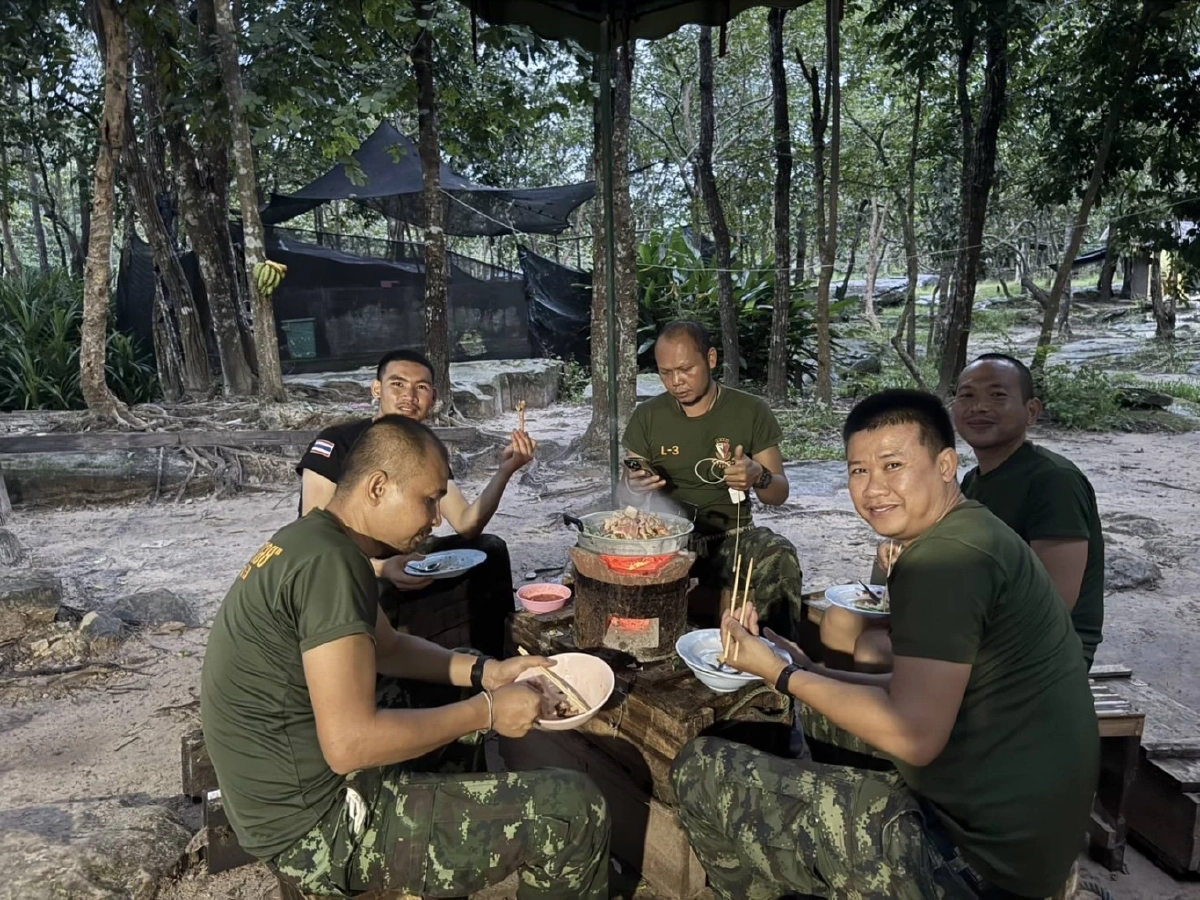 เมนูพิเศษ ผบ.ร.3 จัดหมูกระทะ เลี้ยงลูกน้องทหารแนวหน้า