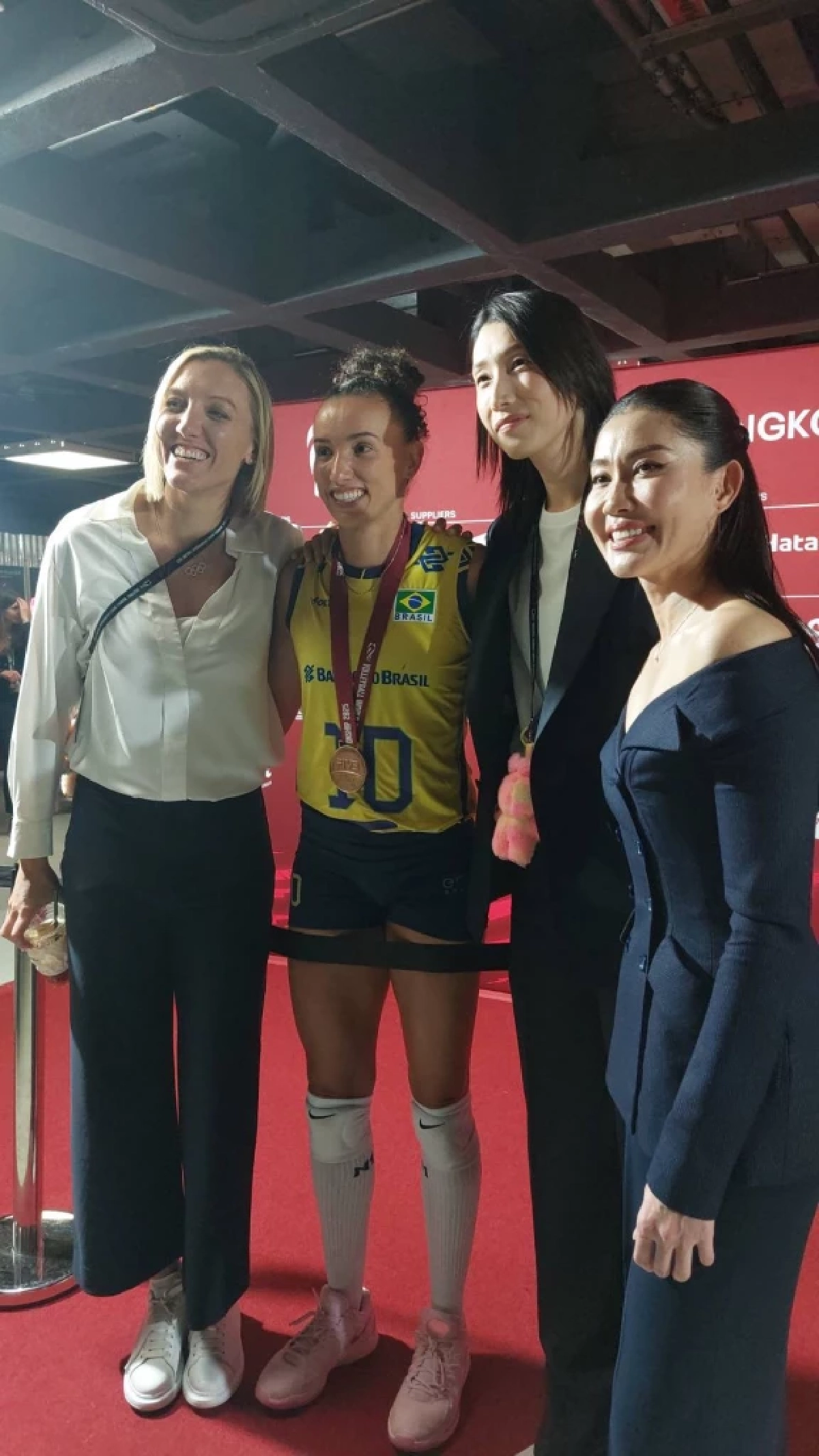 \"นุศรา ต้อมคำ\" สะกดทุกสายตา สวยสะพรั่ง ขนาด \"กัปตันคิม\" ยังตะลึง