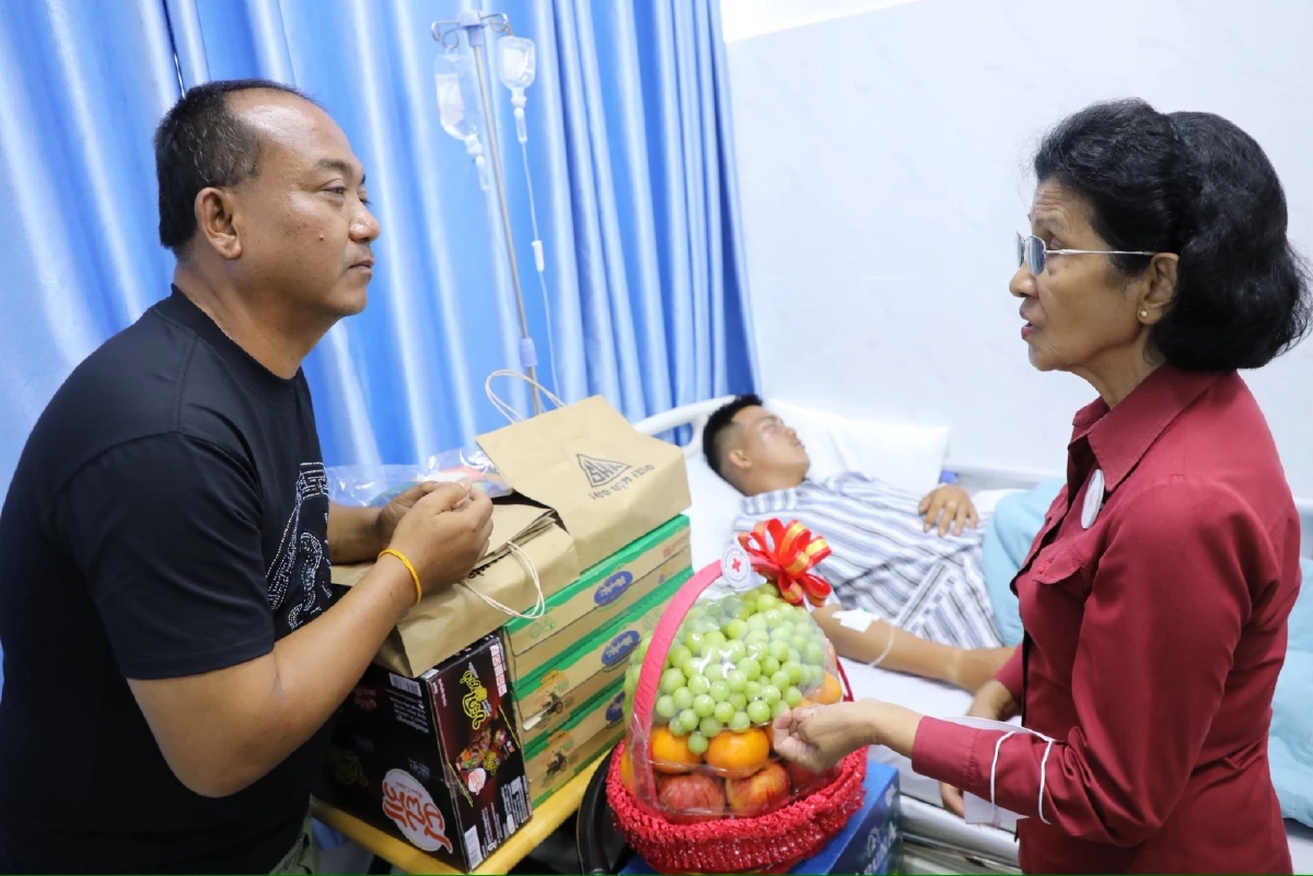 “แม่แห่งมนุษยธรรม” ส่งกำลังใจ! สมเด็จบุน รานี เยี่ยมตำรวจบาดเจ็บ