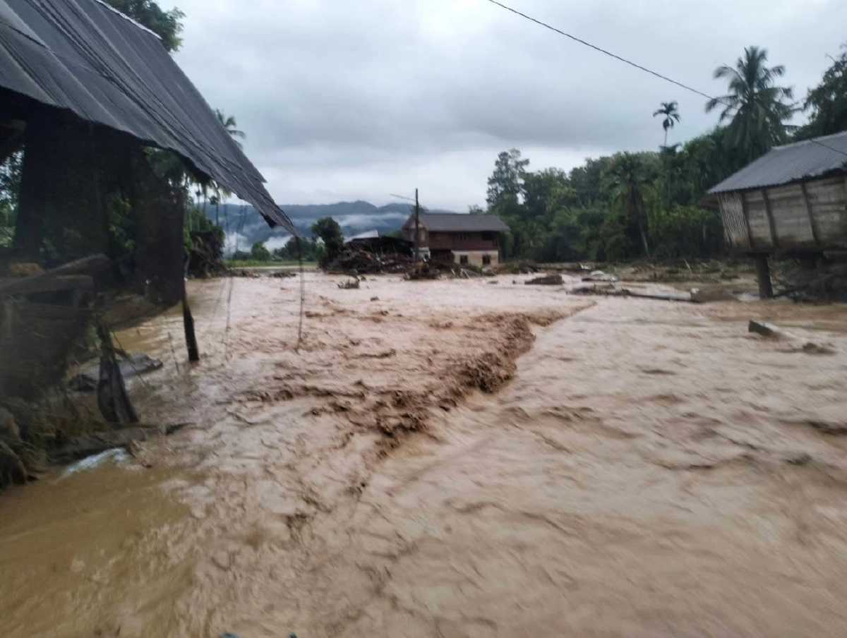 &quot;พายุบัวลอย&quot; ถล่มแม่ฮ่องสอน น้ำป่าไหลหลาก ดินโคลนถล่ม เสียชีวิต 1 ราย