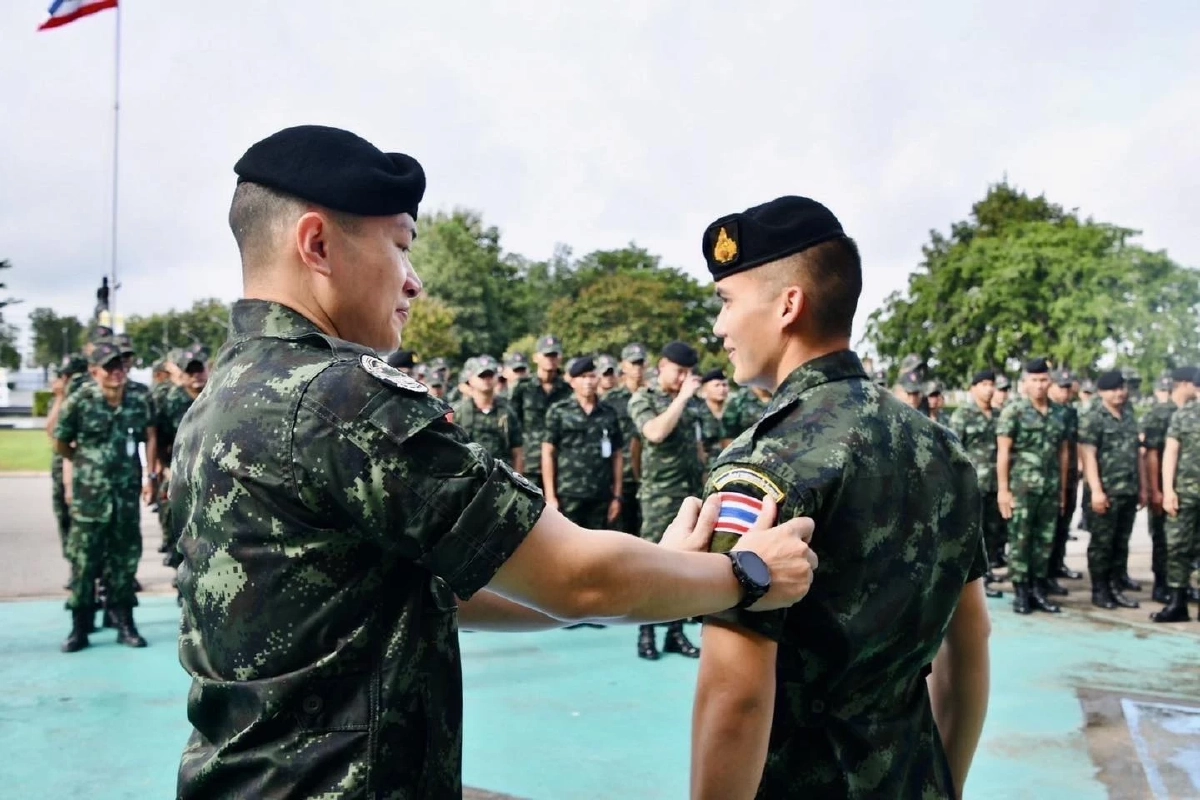 ประดับอาร์มธงชาติไทยให้กับกำลังพล ตามนโยบายของกองทัพบก