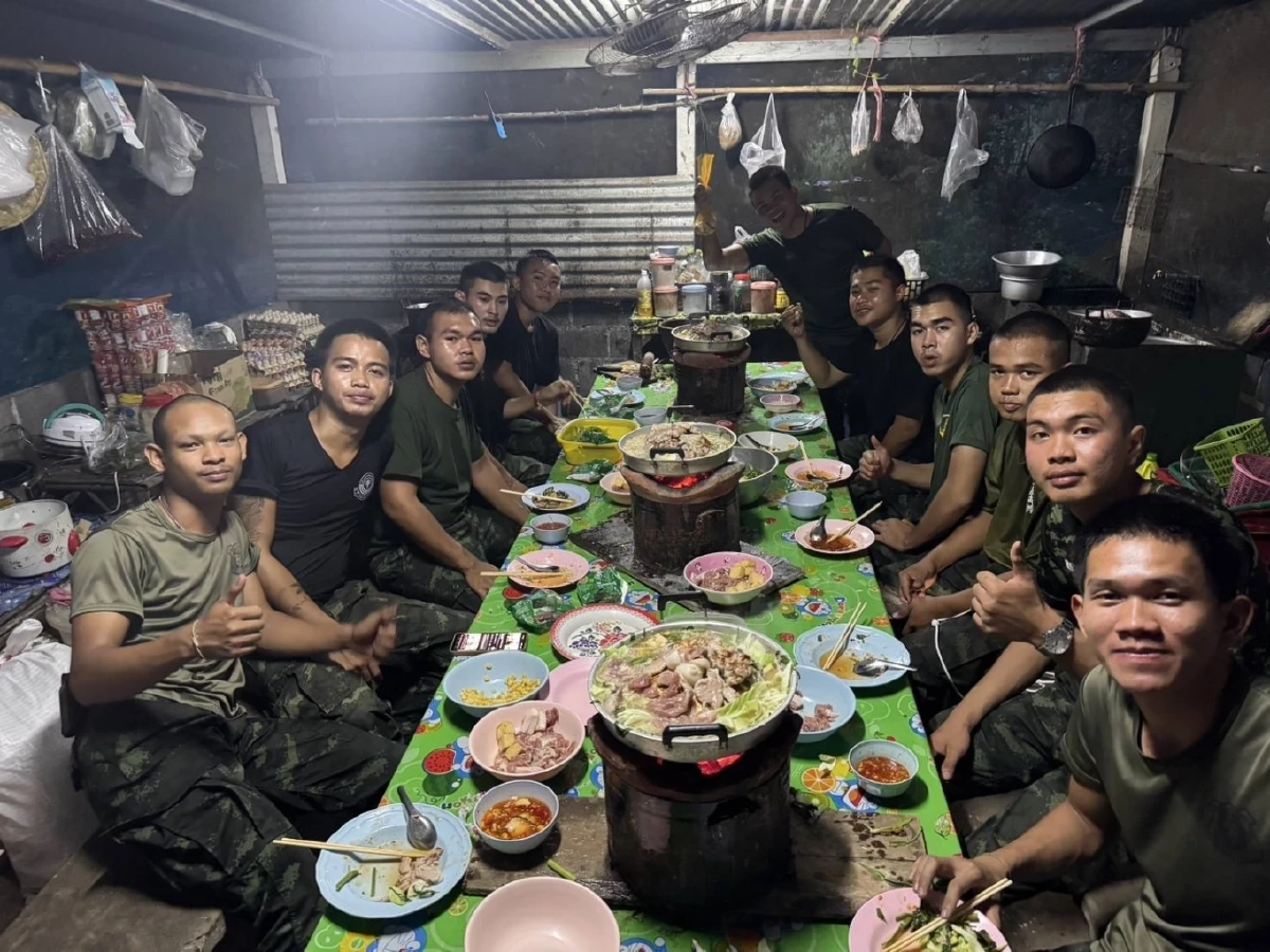 เมนูพิเศษ ผบ.ร.3 จัดหมูกระทะ เลี้ยงลูกน้องทหารแนวหน้า