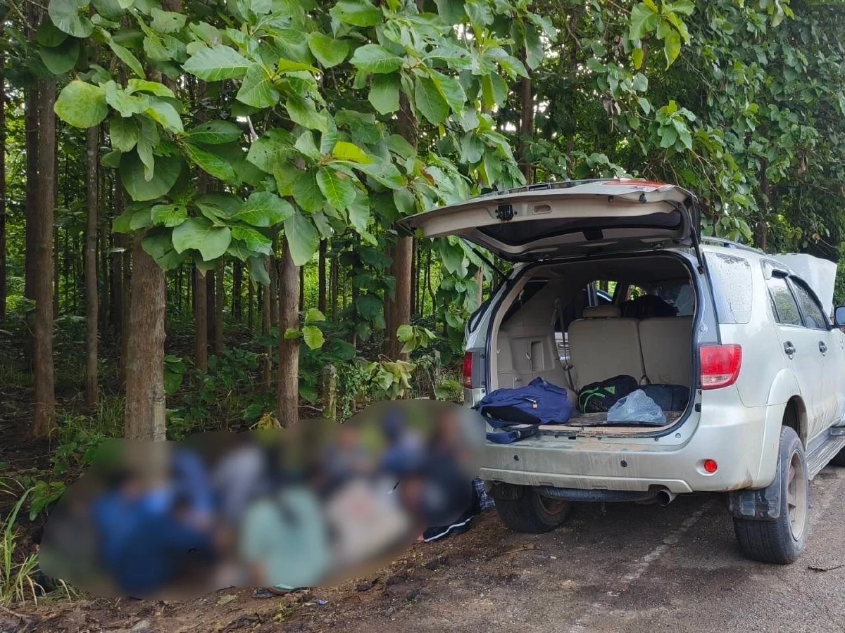 หนีไม่รอด! รวบต่างด้าวเกือบครึ่งร้อยชีวิต กลางถนนทองผาภูมิ