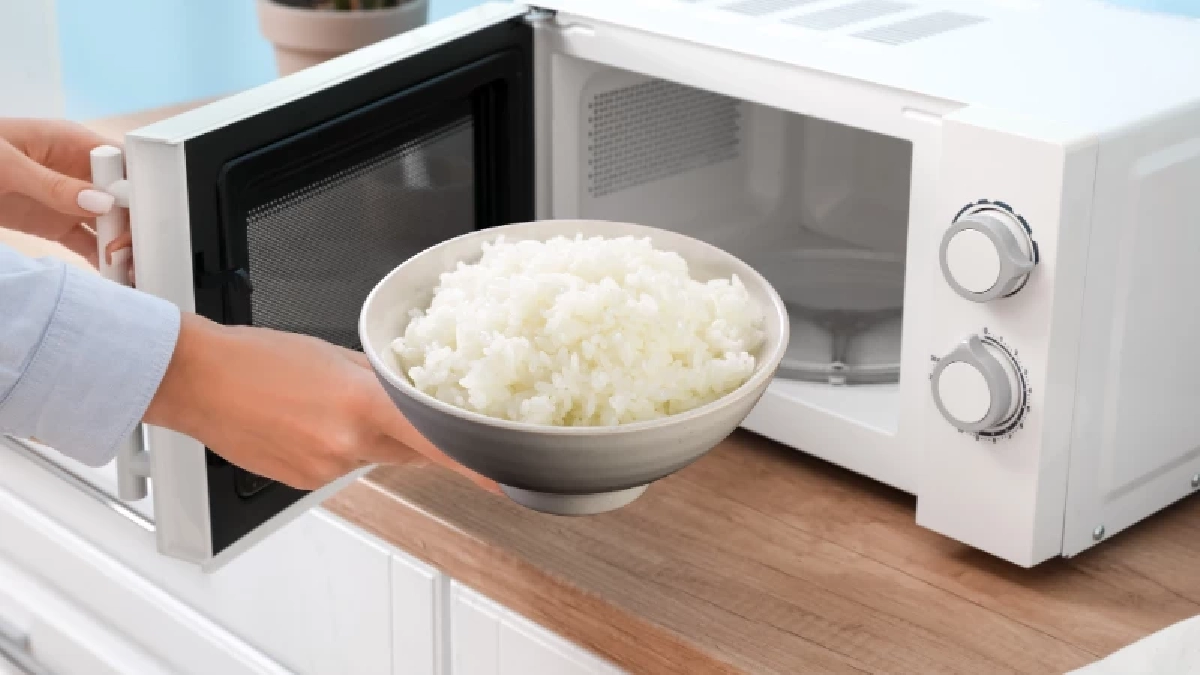 ข้าวนุ่มฟูเหมือนหุงใหม่! เคล็ดลับอุ่นข้าวด้วยไมโครเวฟง่าย ๆ