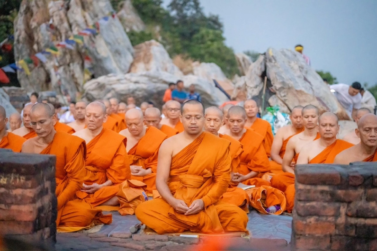 ตร. บรรพชาอุปสมบทหมู่ เพื่อน้อมอุทิศถวายแด่ ในหลวง ร.๙