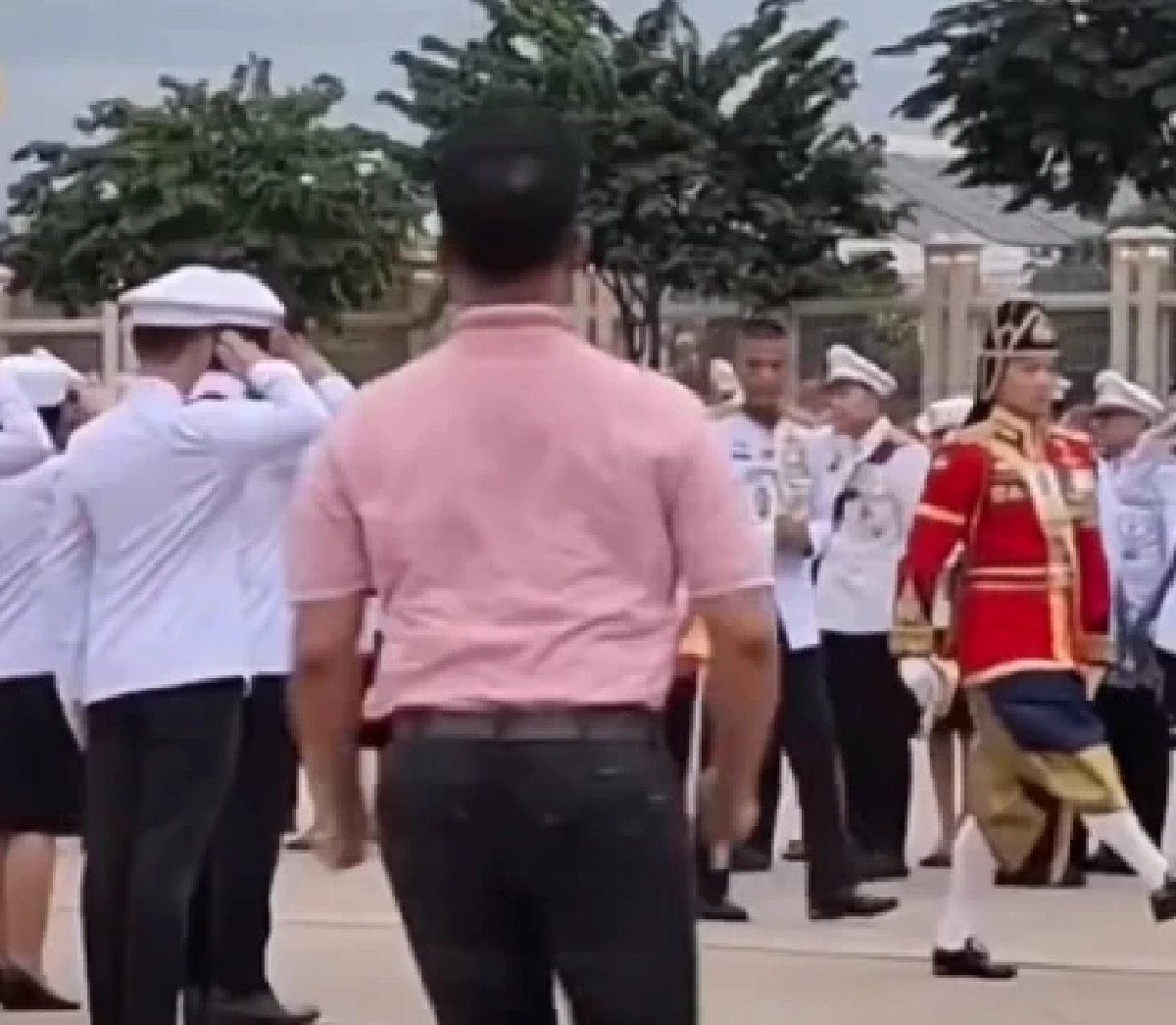 รู้แล้วทำอาชีพอะไร \"ชายเสื้อชมพู\" วิ่งเข้าไปในขบวนเสด็จ