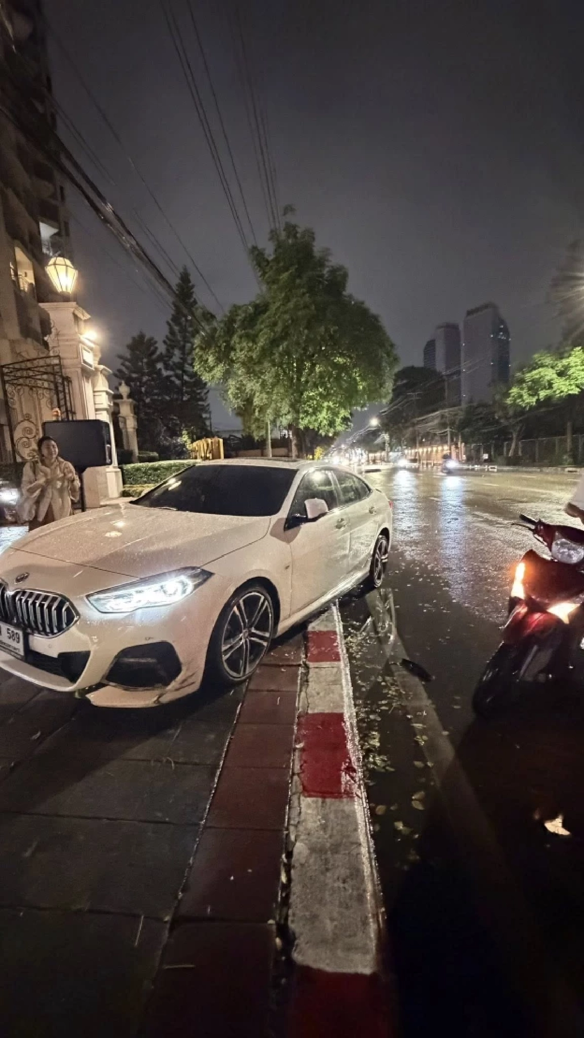 ธัญญ่า อาร์สยาม เกิดอุบัติเหตุรถเกยฟุตบาท แฟนคลับแห่ส่งกำลังใจ