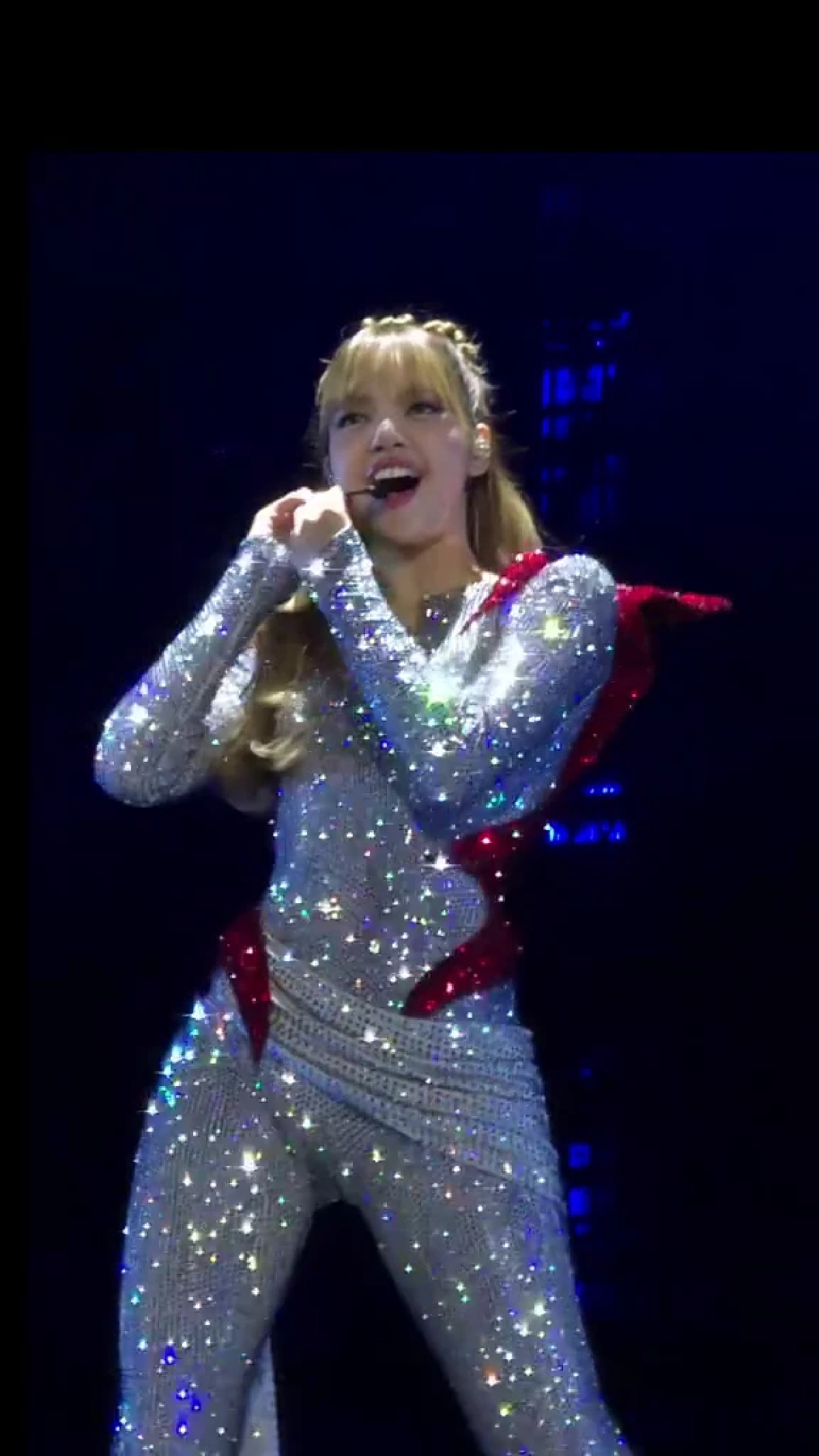 เขมรเคลมอีกแล้ว ชาวเน็ตกัมพูชาอ้าง ลิซ่าใส่ชุดธงชาติตัวเอง