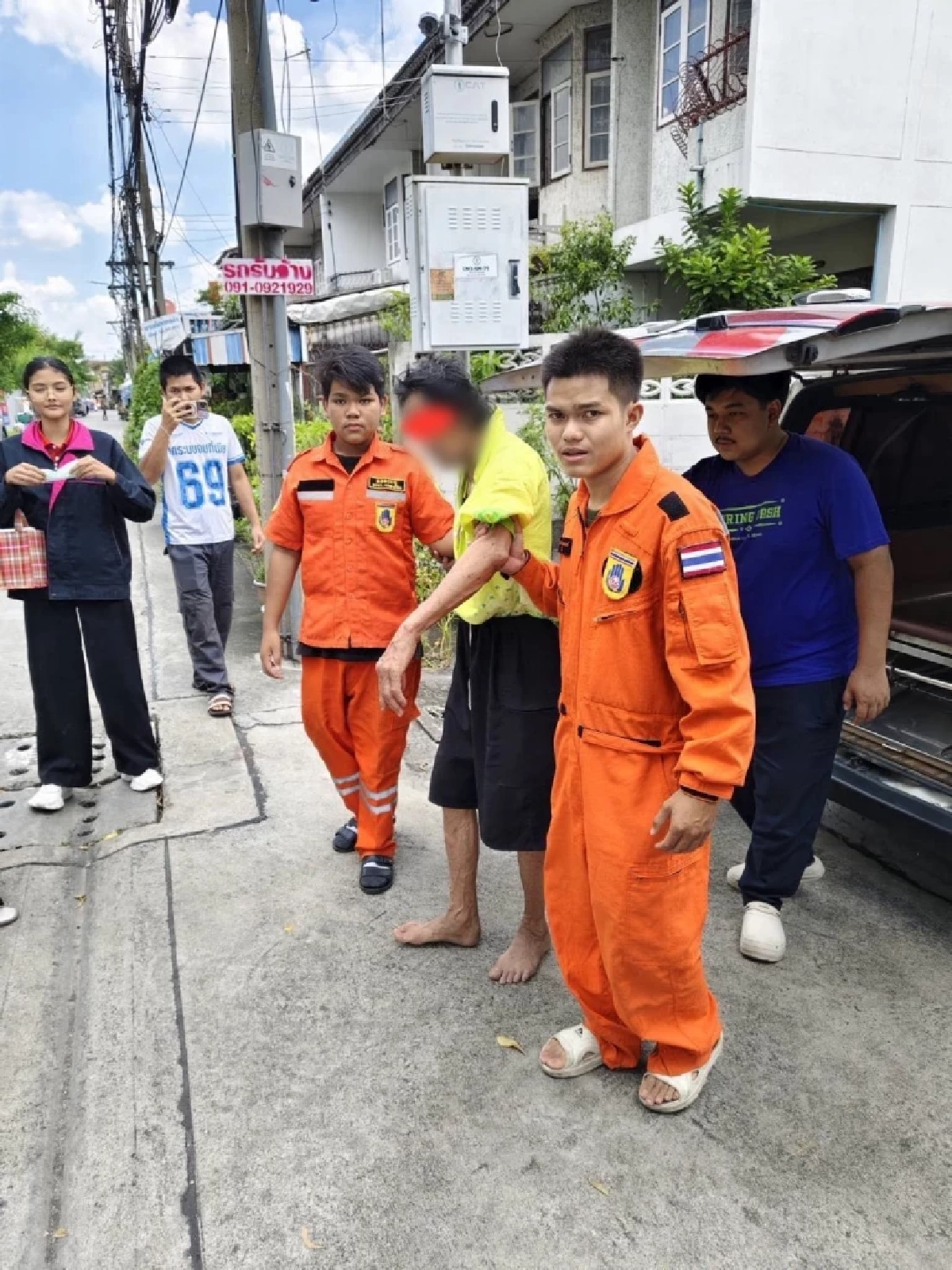 สุดเวทนา คุณตา 80 ถูกลูกเมียขับรถพามาทิ้ง ให้อดอยากข้างถนน