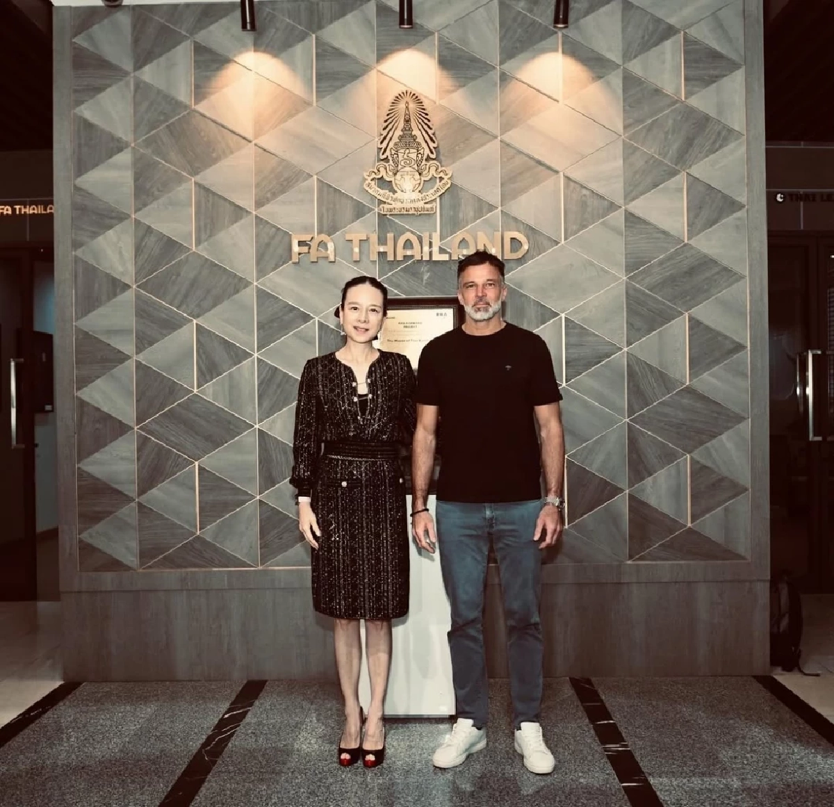 รู้จัก โค้ชใหม่บอลไทย ถึงว่า \"มาดามแป้ง\" แต่งตั้งทันที