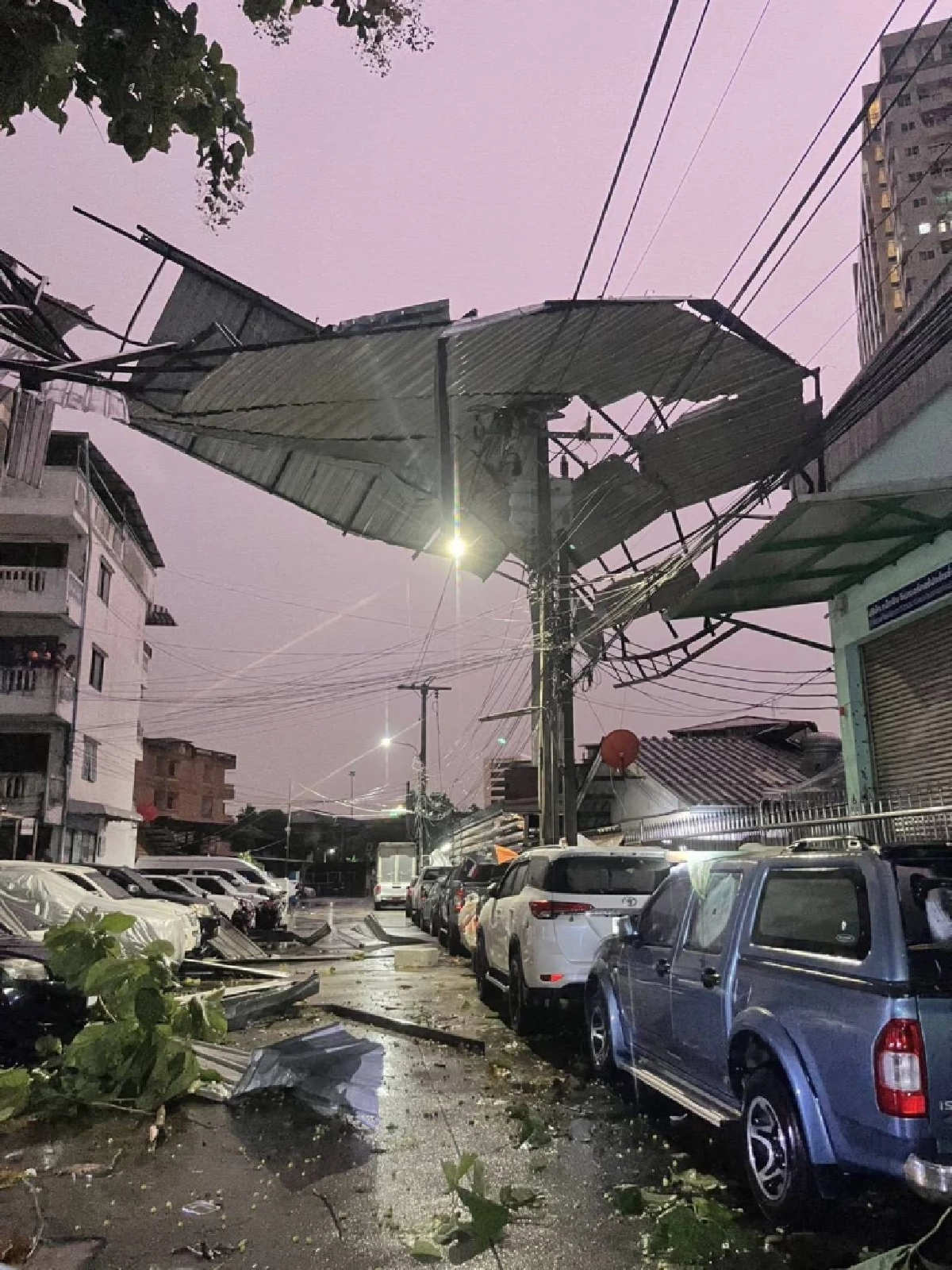 ฝนถล่มกรุงเทพฯ ต้นไม้ล้ม-หลังคาปลิว ทับบ้านเรือนและรถยนต์