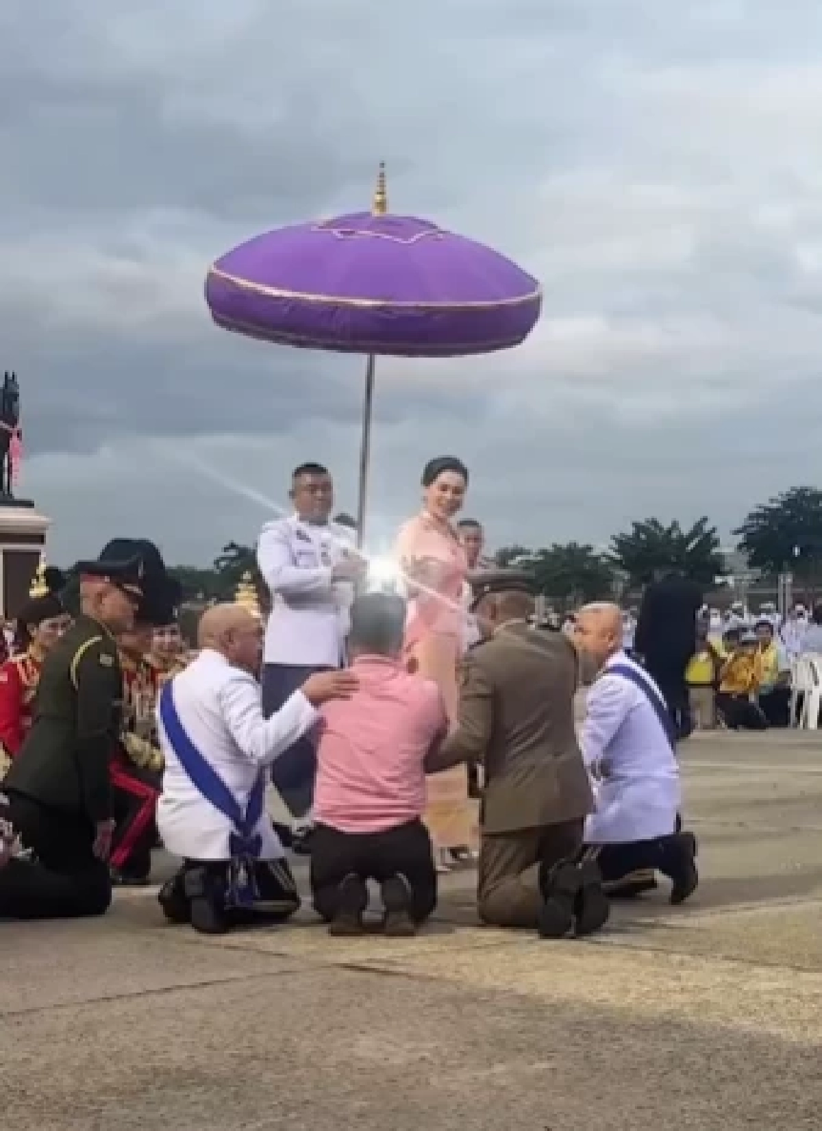 รู้แล้วคือใคร ชายวิ่งเข้าไปในขบวนเสด็จในหลวง - พระราชินี