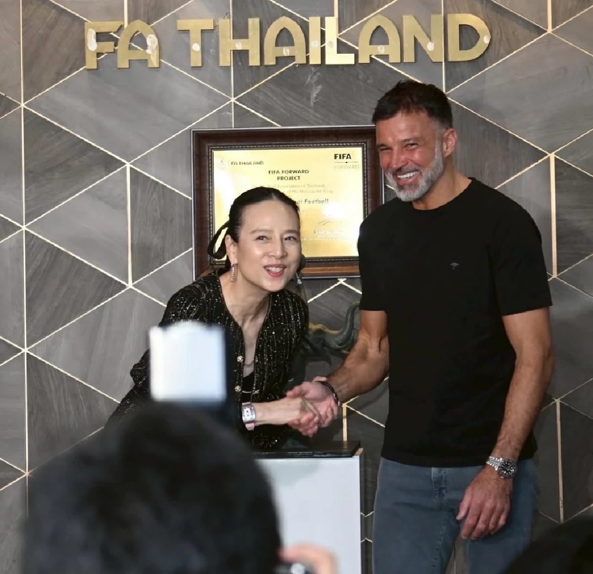 รู้จัก โค้ชใหม่บอลไทย ถึงว่า \"มาดามแป้ง\" แต่งตั้งทันที
