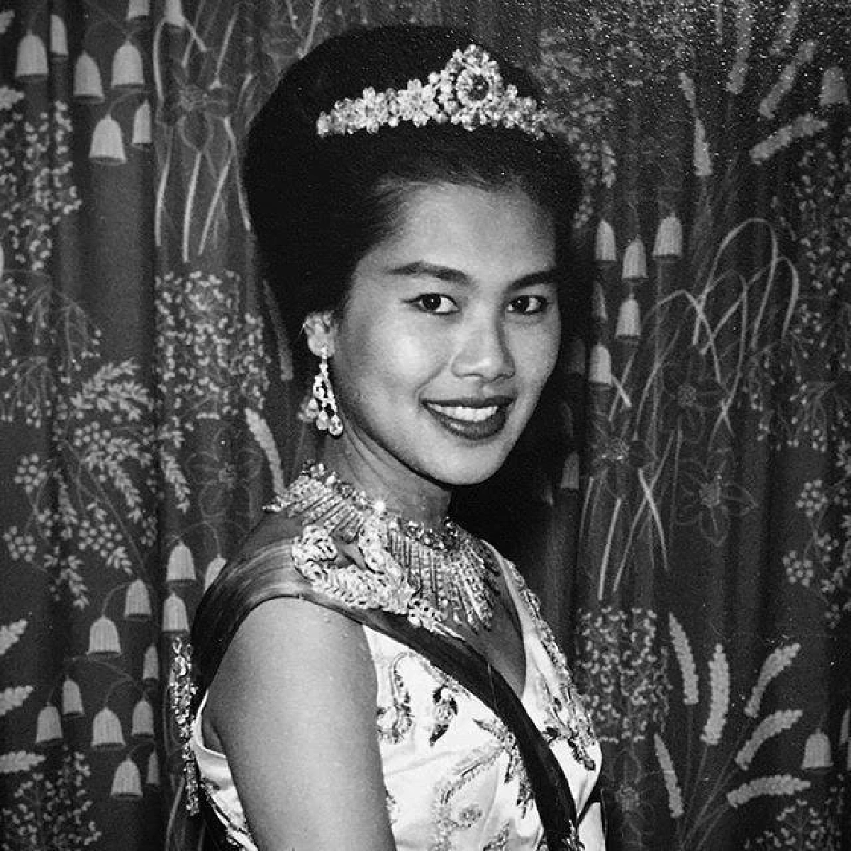 พระราชประวัติ สมเด็จพระนางเจ้าสิริกิติ์ พระบรมราชินีนาถ พระบรมราชชนนีพันปีหลวง