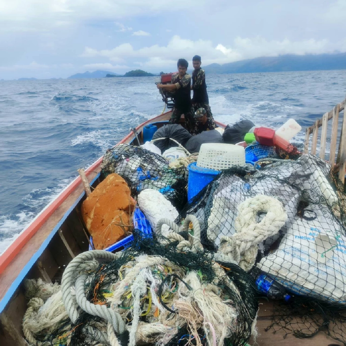 เจ้าหน้าที่อุทยานแห่งชาติตะรุเตา รวมพลังเก็บขยะมรสุม