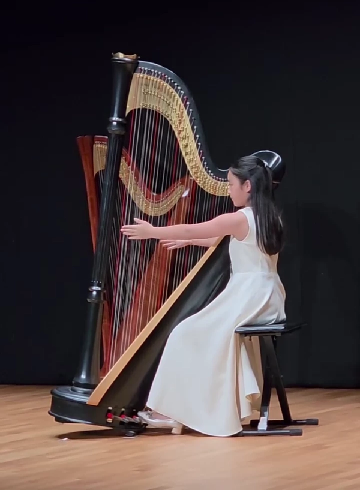 สุดปลื้ม ลูกสาวคุณแม่แอฟ ทักษอร โชว์ฝีมือฮาร์ปบนเวทีโลก