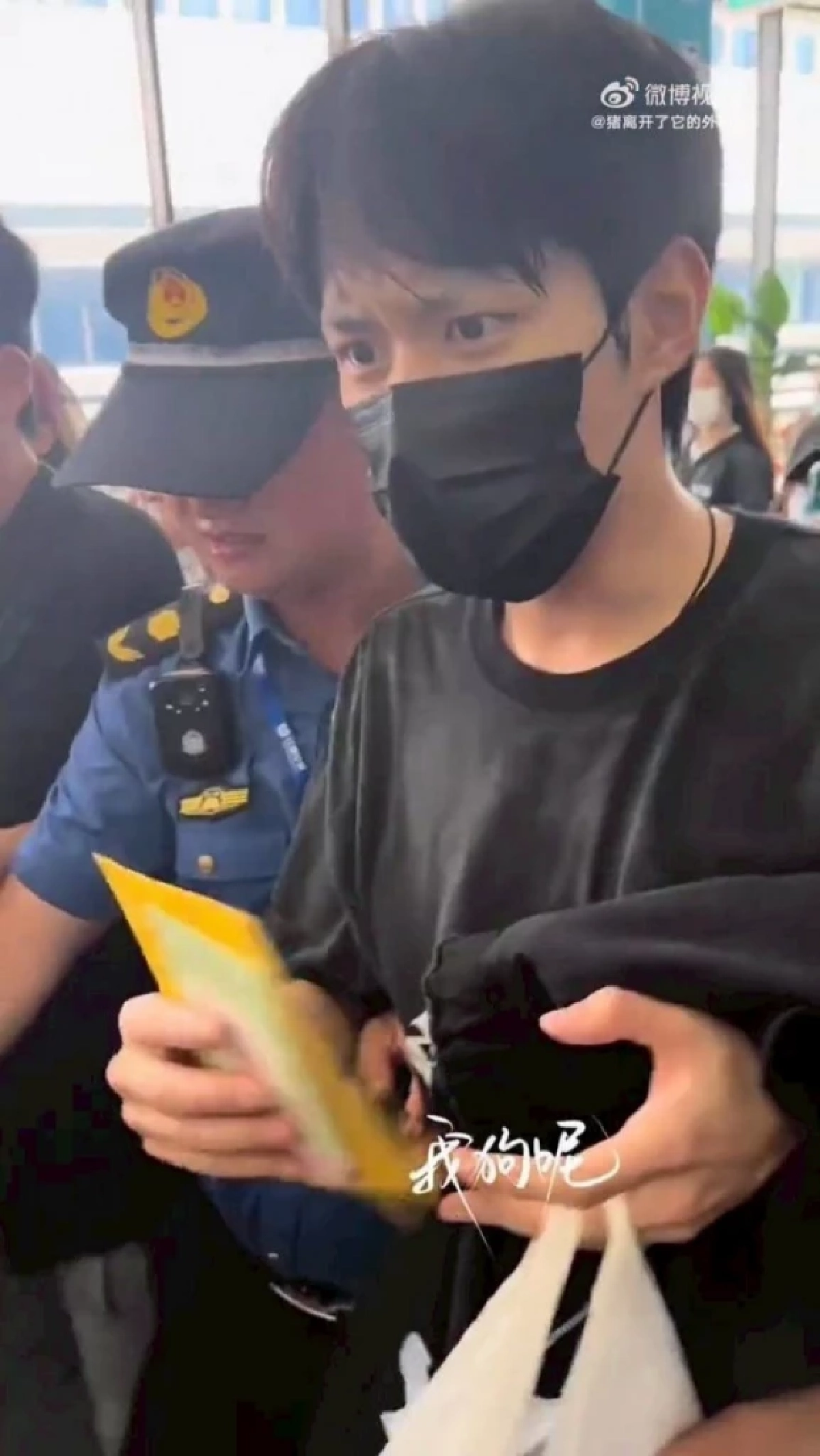 แห่ห่วง พระเอกดาวรุ่ง เจอแฟนคลับรุมแน่นสนามบิน ชาวเน็ตเห็นสงสาร