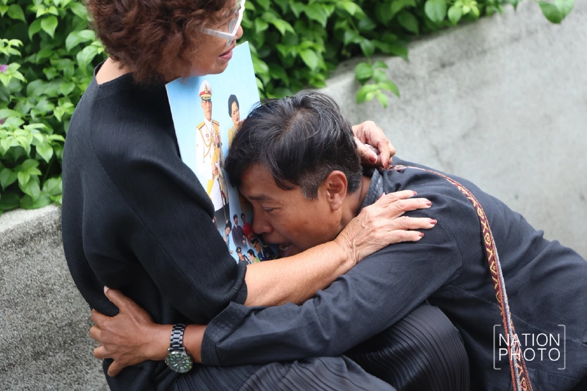 ประชาชนแต่งกายชุดดำ ร่วมถวายความอาลัยแด่สมเด็จพระพันปีหลวง