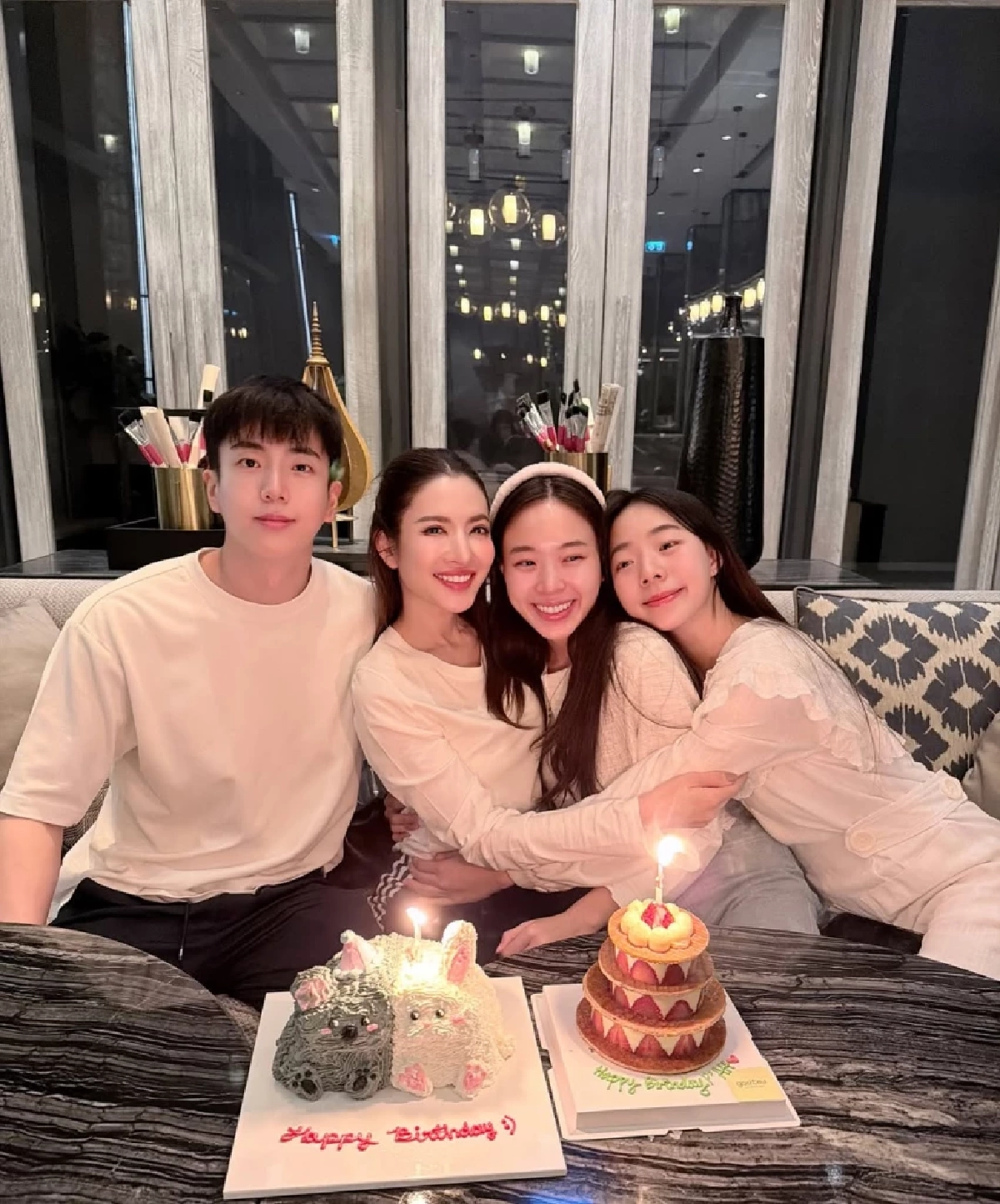 “แอฟ ทักษอร” อบอุ่นหัวใจ “นนกุล” ร่วมเป่าเค้กกับครอบครัว