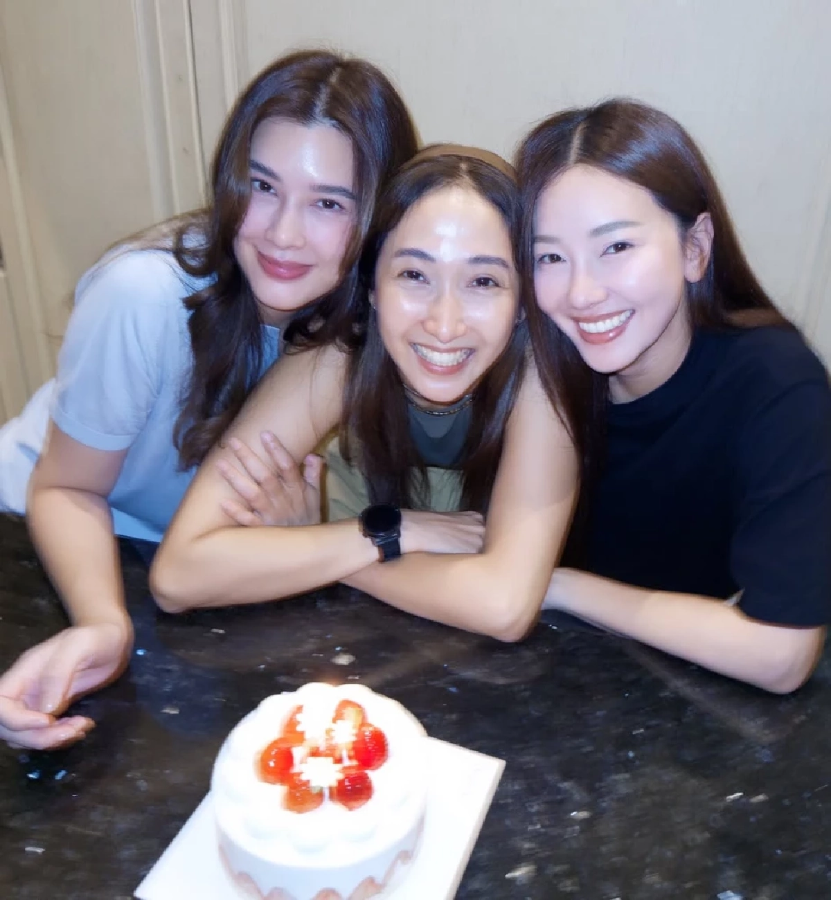 รวมตัวครบแก๊ง! มิตรภาพกว่า 20 ปี ยังคงแน่นแฟ้นไม่เปลี่ยน