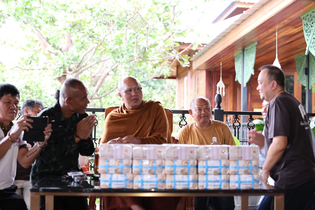 “พระสิ้นคิด” มอบเงินกองทัพบก 15 ล้าน สร้างถนนปกปักอธิปไตยไทย