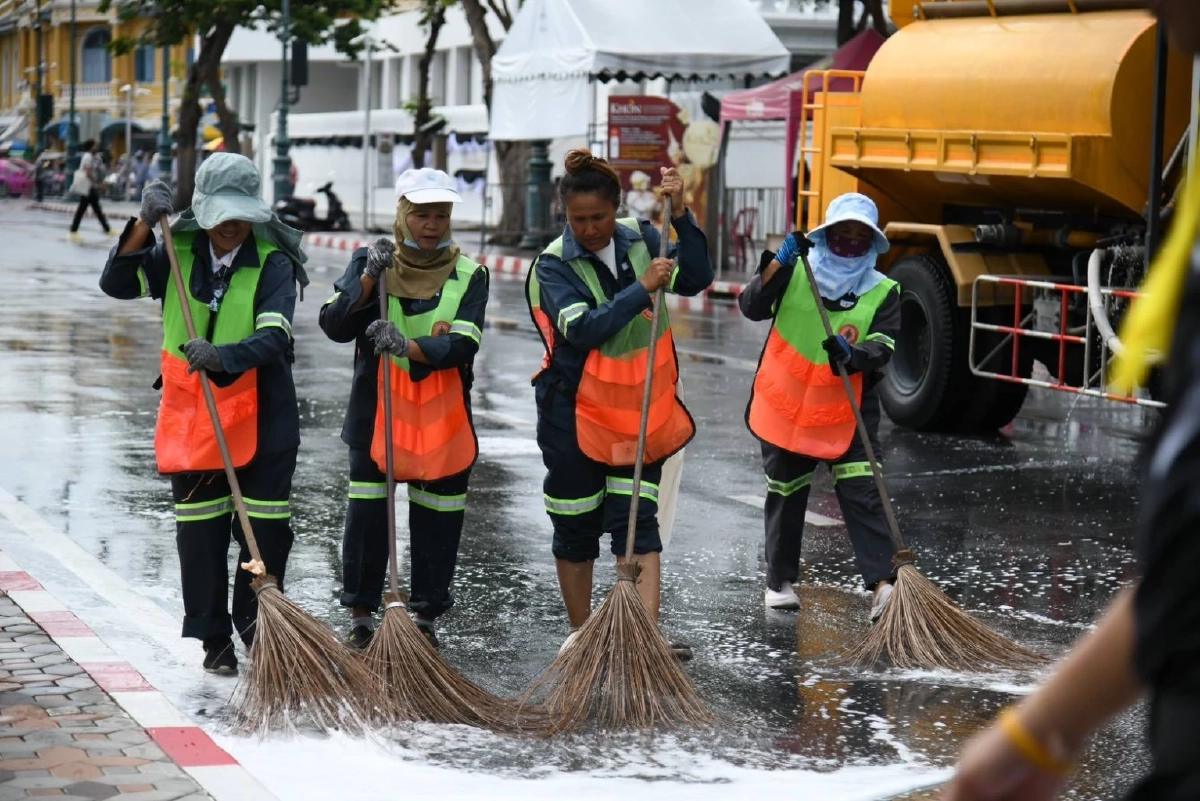 เปิดภาพ \"จิตอาสา\" เตรียมเส้นทางเคลื่อนพระบรมศพ พระพันปีหลวง