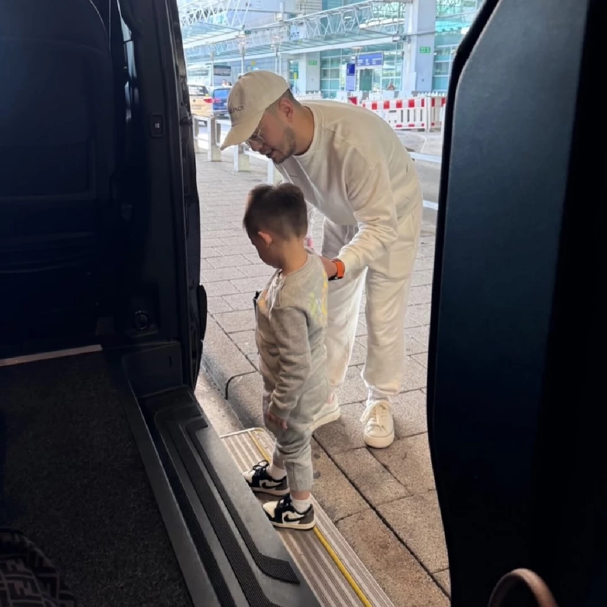 อบอุ่นไม่เปลี่ยน เซบาสเตียน ลี โพสต์โมเมนต์เที่ยวสวนสนุกกับลูก ๆ