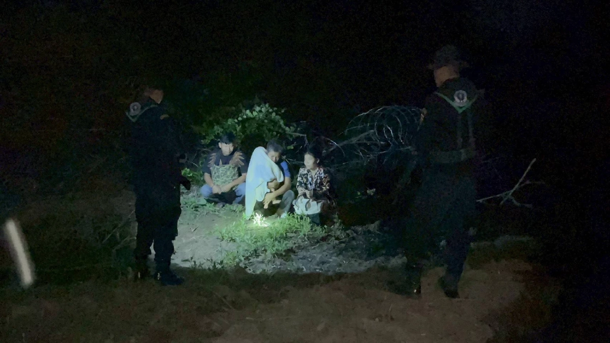 สามชาวกัมพูชาหอบลูกน้อย 9 เดือน จ่าย 5 พัน หนีตายข้ามแดน