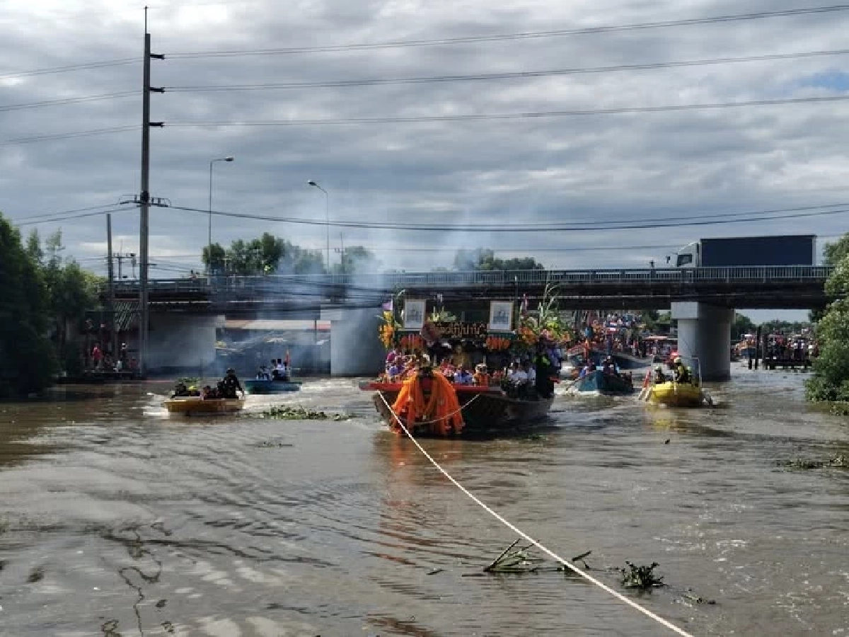 แห่หลวงปู่ปานคลองด่าน ชาวบ้านจับจ้องเลขรถ -เรือ สุดมงคล