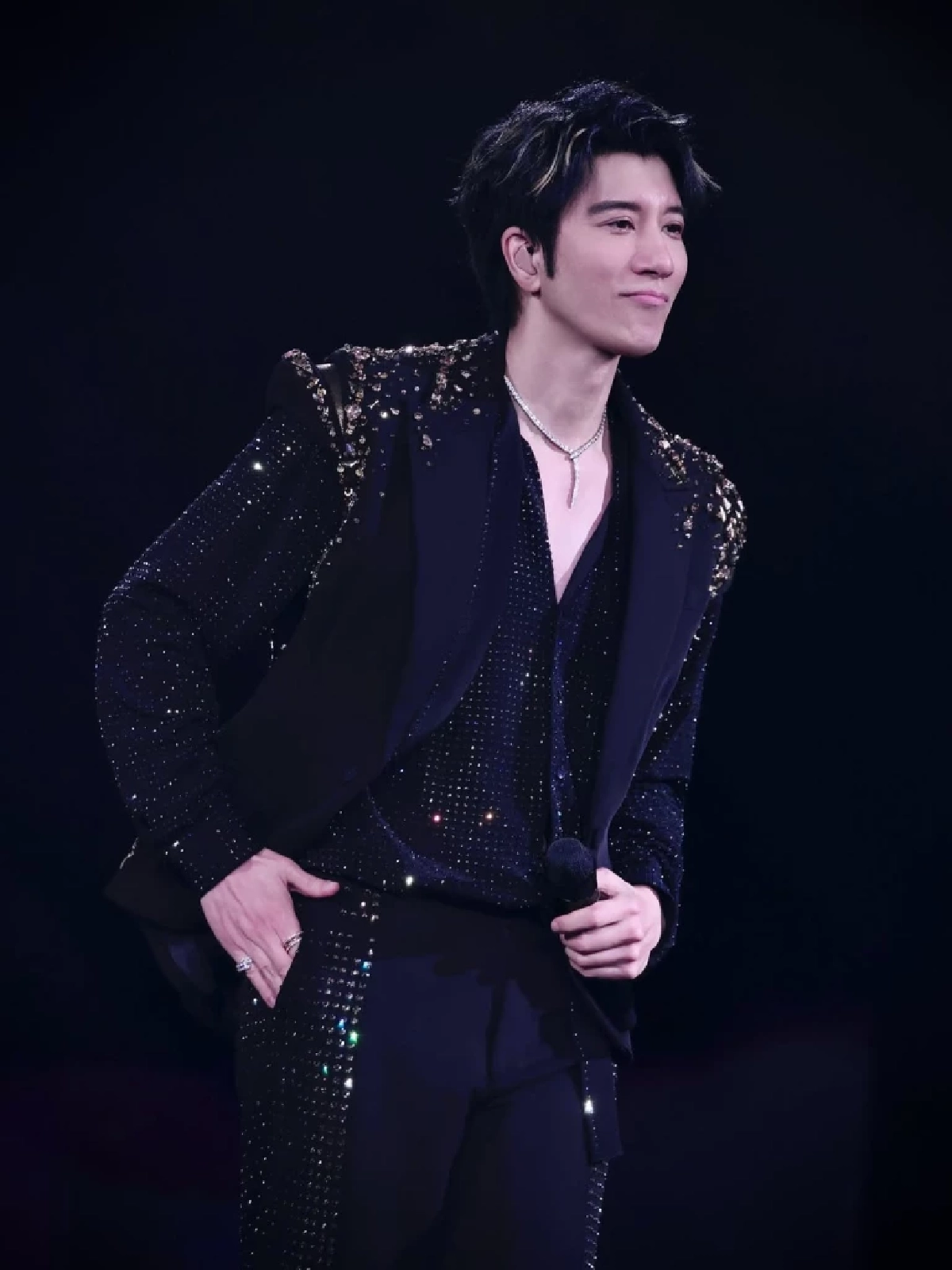 หล่ออมตะ “หวังลี่หง” ในวัย 49 ปี แต่หน้ายังเด็กเหมือนวัย 30
