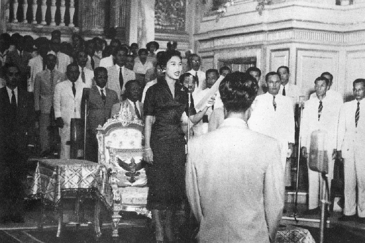 พระบาทสมเด็จพระบรมชนกาธิเบศร มหาภูมิพลอดุลยเดชมหาราช บรมนาถบพิตร เสด็จออกทรงผนวช จึงทรงพระกรุณาโปรดเกล้าโปรดกระหม่อมแต่งตั้งสมเด็จพระนางเจ้าสิริกิติ์ พระบรมราชินีนาถ พระบรมราชชนนีพันปีหลวง เป็นผู้สำเร็จราชการแทนพระองค์ ในภาพนี้ทรงปฏิญาณพระองค์ในรัฐสภา ณ พระที่นั่งอนันตสมาคม เมื่อวันที่ ๒๐ กันยายน ๒๔๙๙