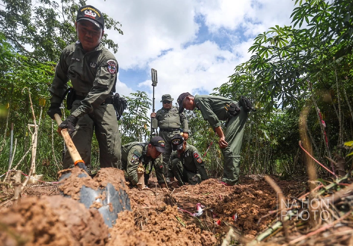 EOD เร่งทำลายหัวจรวด BM-21 ของกัมพูชาในพื้นที่ อ.น้ำยืน ต่อเนื่อง