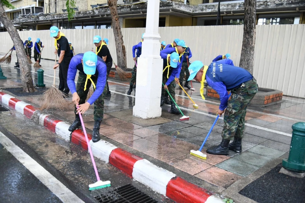 เปิดภาพ \"จิตอาสา\" เตรียมเส้นทางเคลื่อนพระบรมศพ พระพันปีหลวง