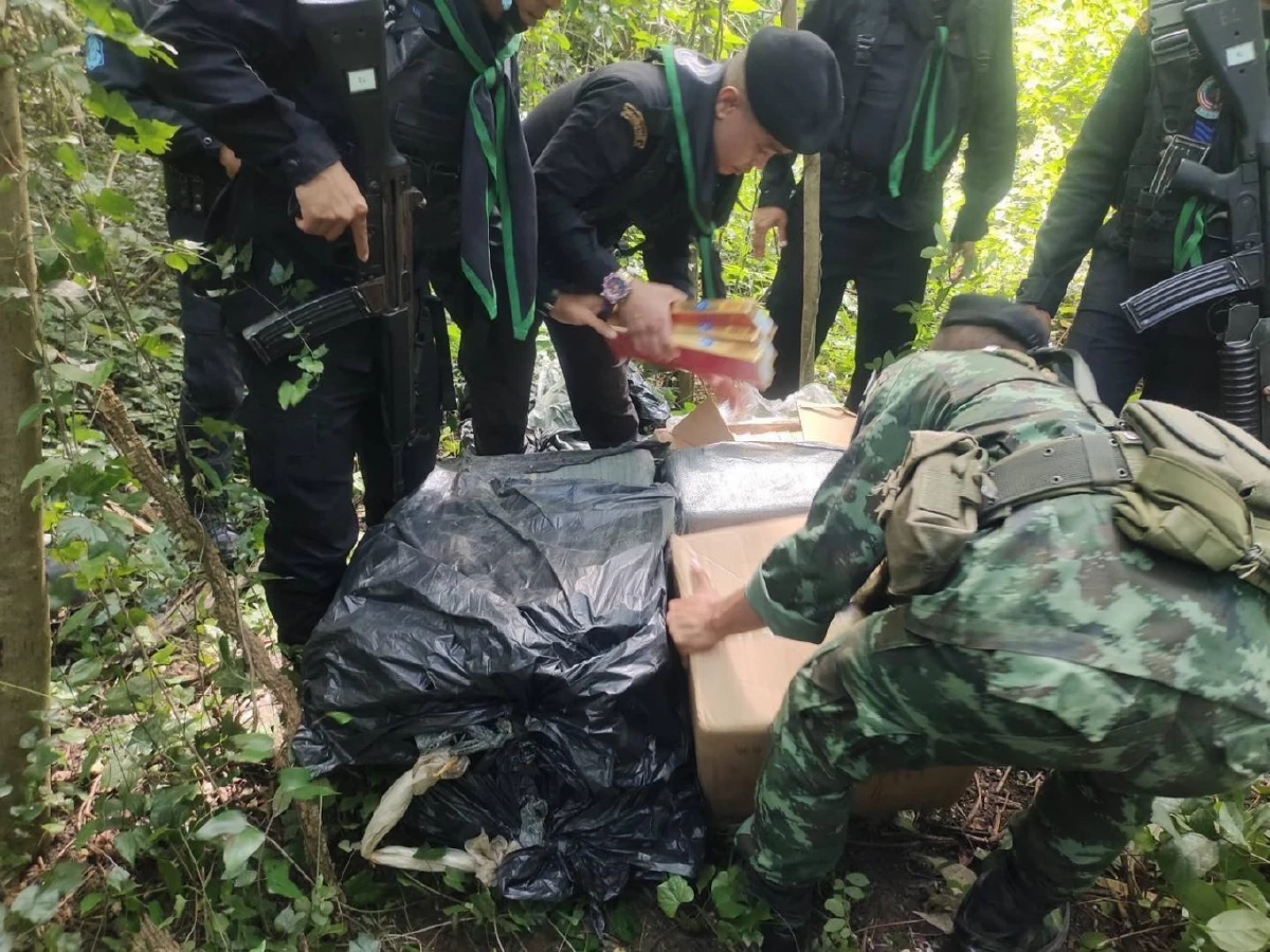 ยึดบุหรี่หนีภาษี 4,720 ซอง ซุกป่ากระถินบริเวณชายแดนสระแก้ว