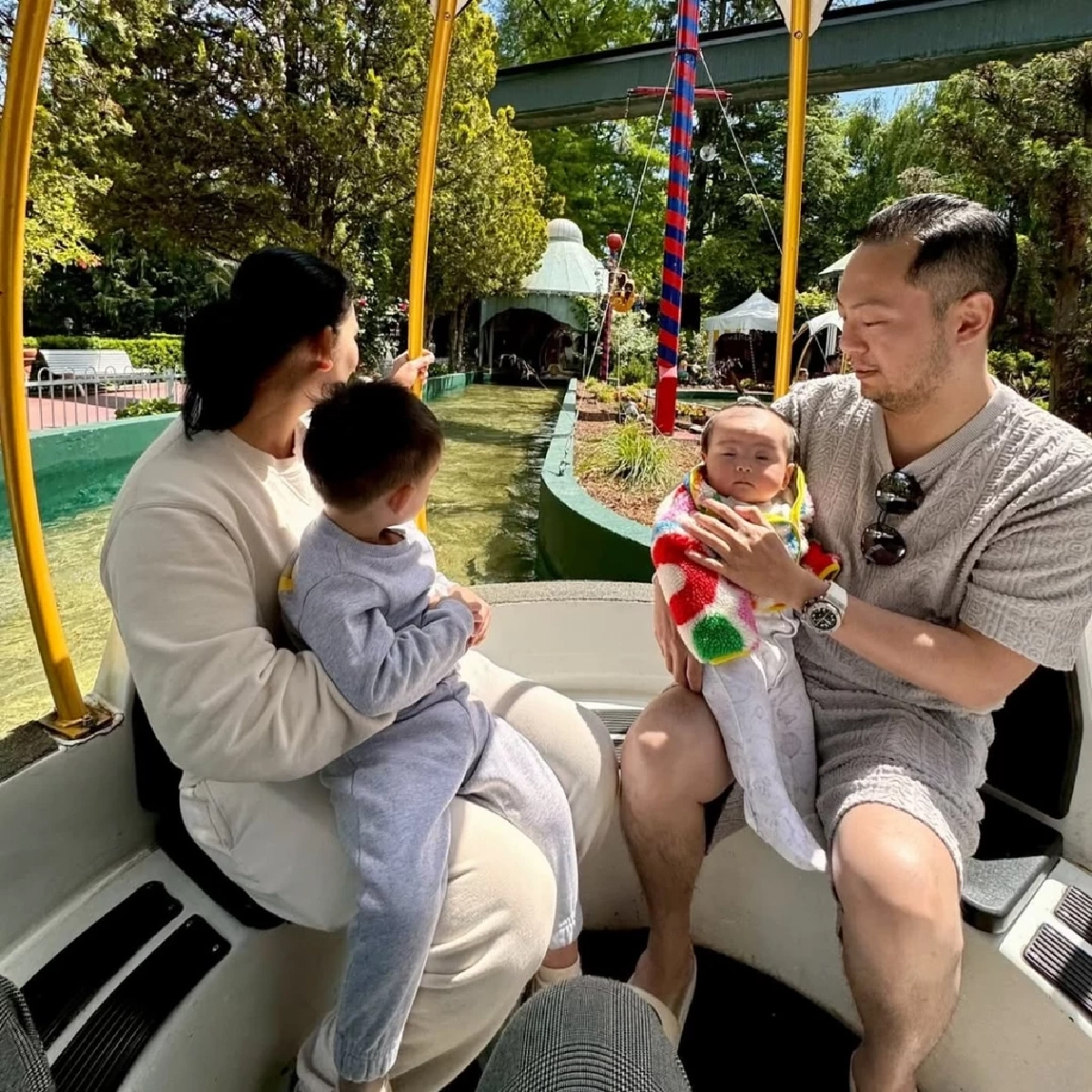 อบอุ่นไม่เปลี่ยน เซบาสเตียน ลี โพสต์โมเมนต์เที่ยวสวนสนุกกับลูก ๆ