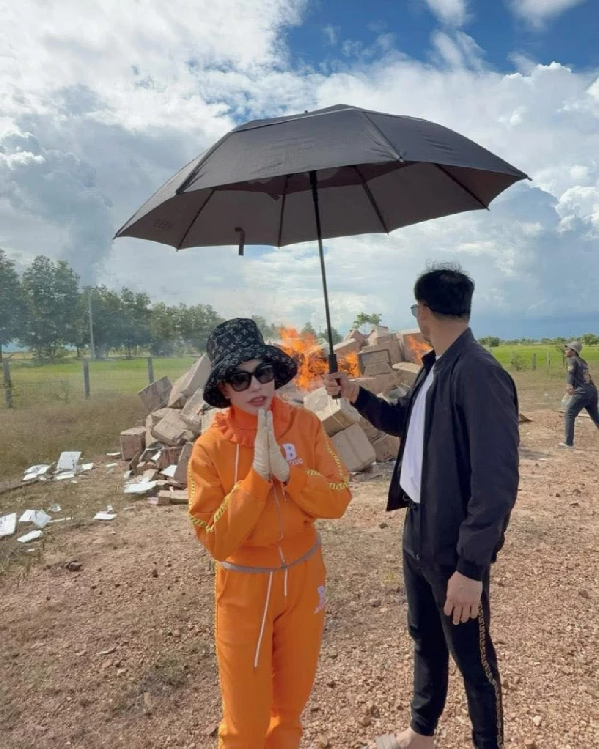 งานเข้า อินฟลูฯเขมร เผาสินค้าไทยโชว์ ผัวไม่ทน เลิกฟ้าผ่า