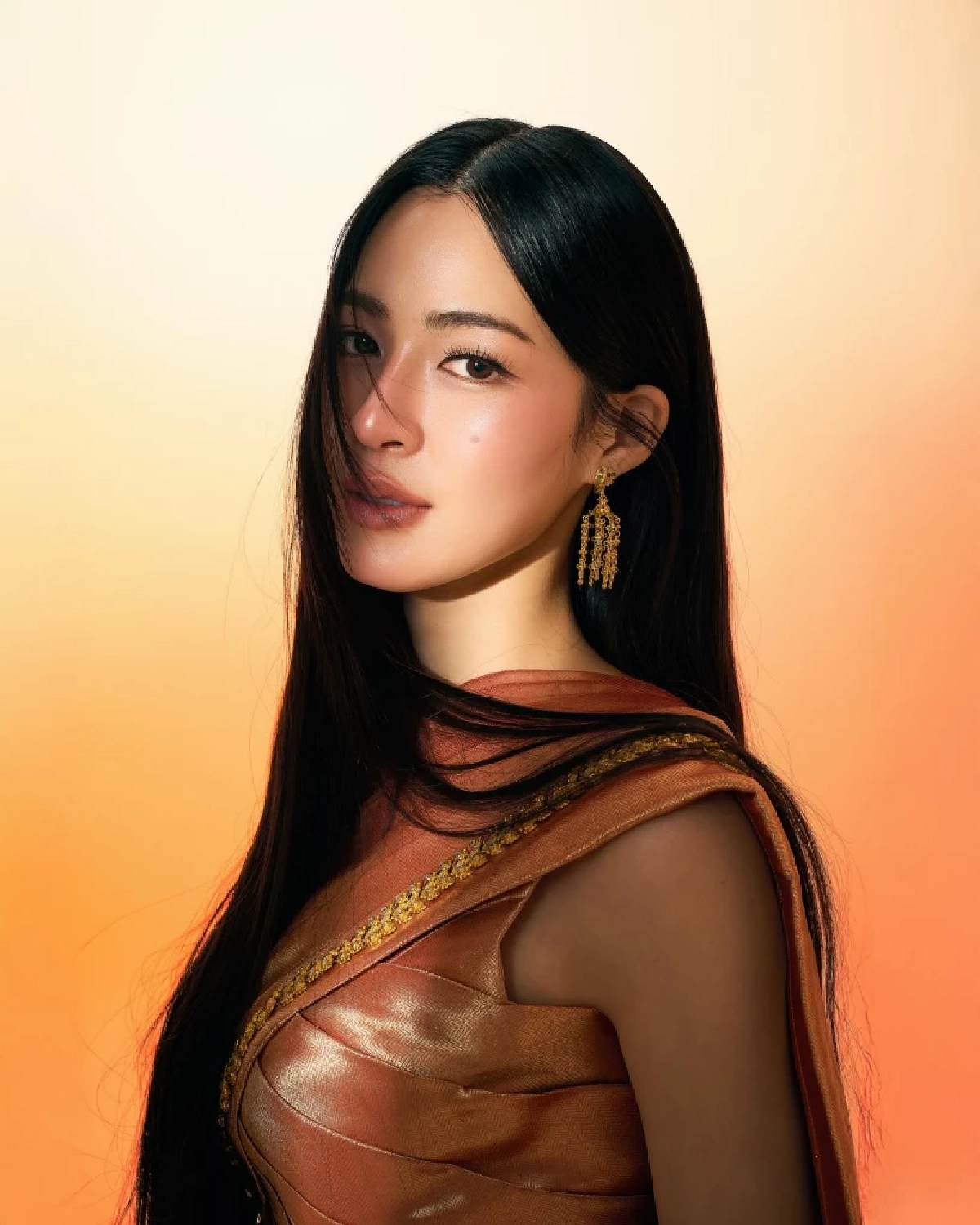 เฉิดฉายทุกมุม! หลิงหลิง ศิริลักษณ์ กับลุคชุดไทยสุดสง่า