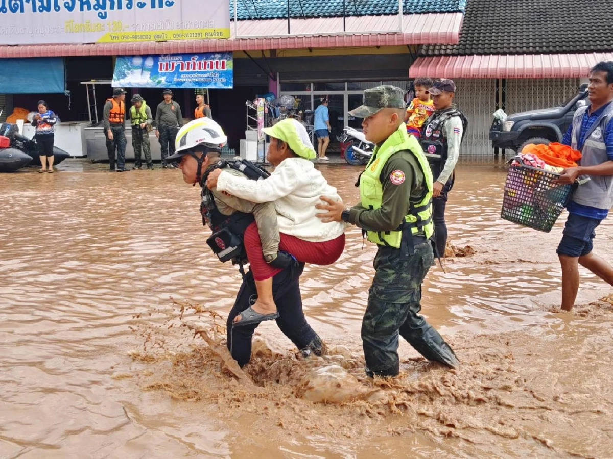 ทหาร มทบ.35 ระดมกำลังช่วยเหลือประชาชนในพื้นที่จังหวัดอุตรดิตถ์