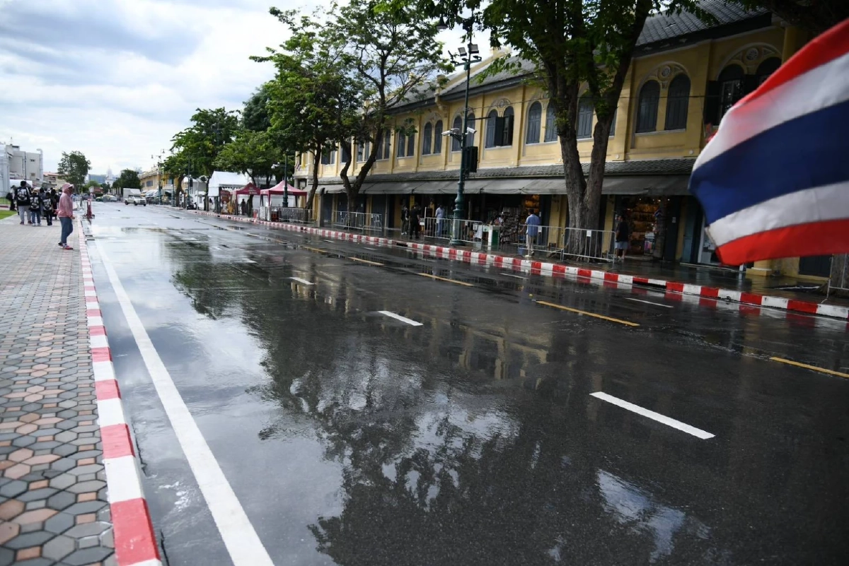 เปิดภาพ \"จิตอาสา\" เตรียมเส้นทางเคลื่อนพระบรมศพ พระพันปีหลวง