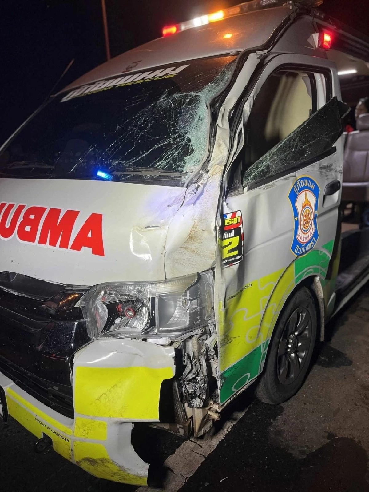 อุบัติเหตุรถตู้พยาบาลชนช้างป่ากลางดึก อาสากู้ภัยบาดเจ็บ 3 ราย