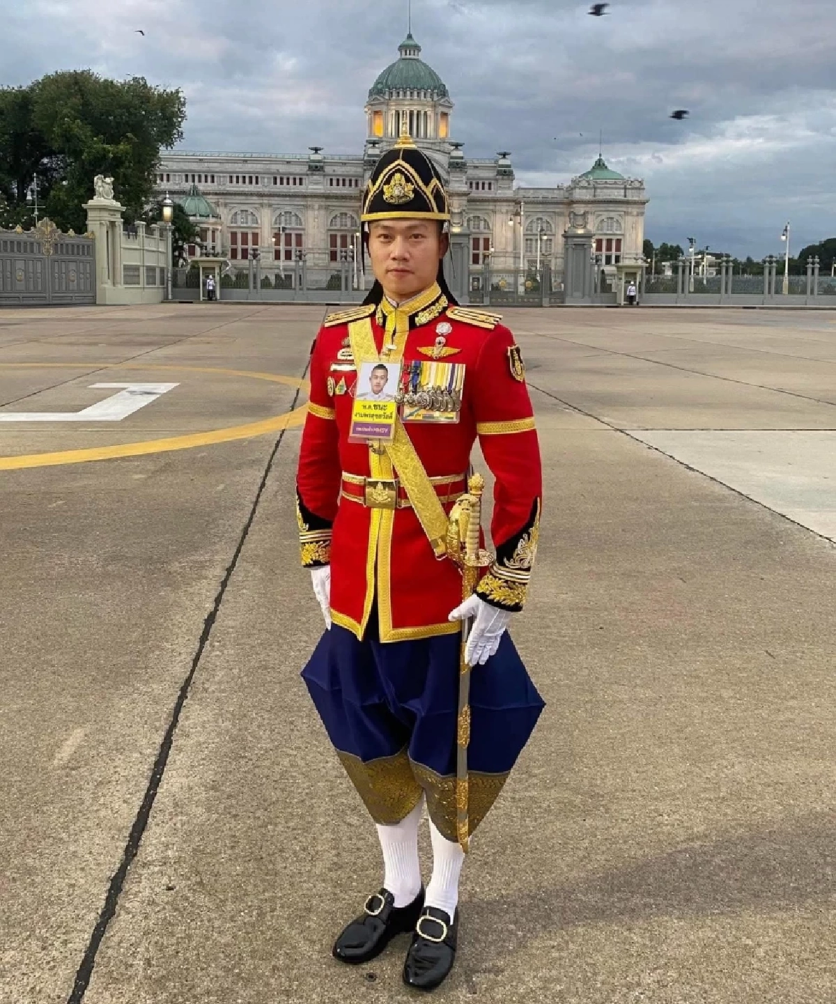 เปิดโฉมหน้า \"ผู้พันหิน\" นายทหารราชองครักษ์ ผู้ขวางชายเสื้อชมพู