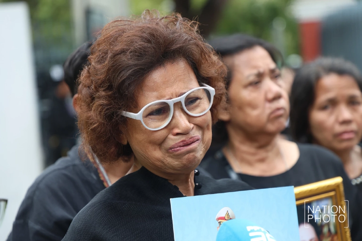 ประชาชนแต่งกายชุดดำ ร่วมถวายความอาลัยแด่สมเด็จพระพันปีหลวง