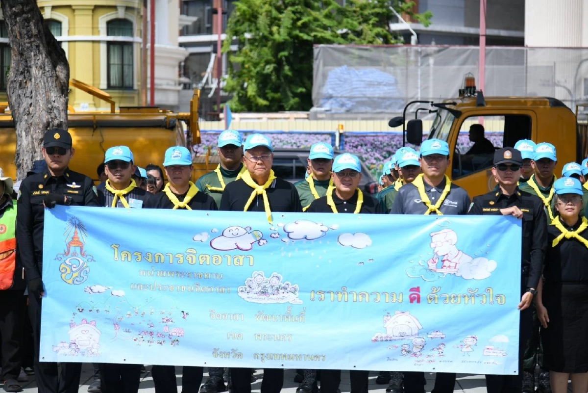 เปิดภาพ \"จิตอาสา\" เตรียมเส้นทางเคลื่อนพระบรมศพ พระพันปีหลวง