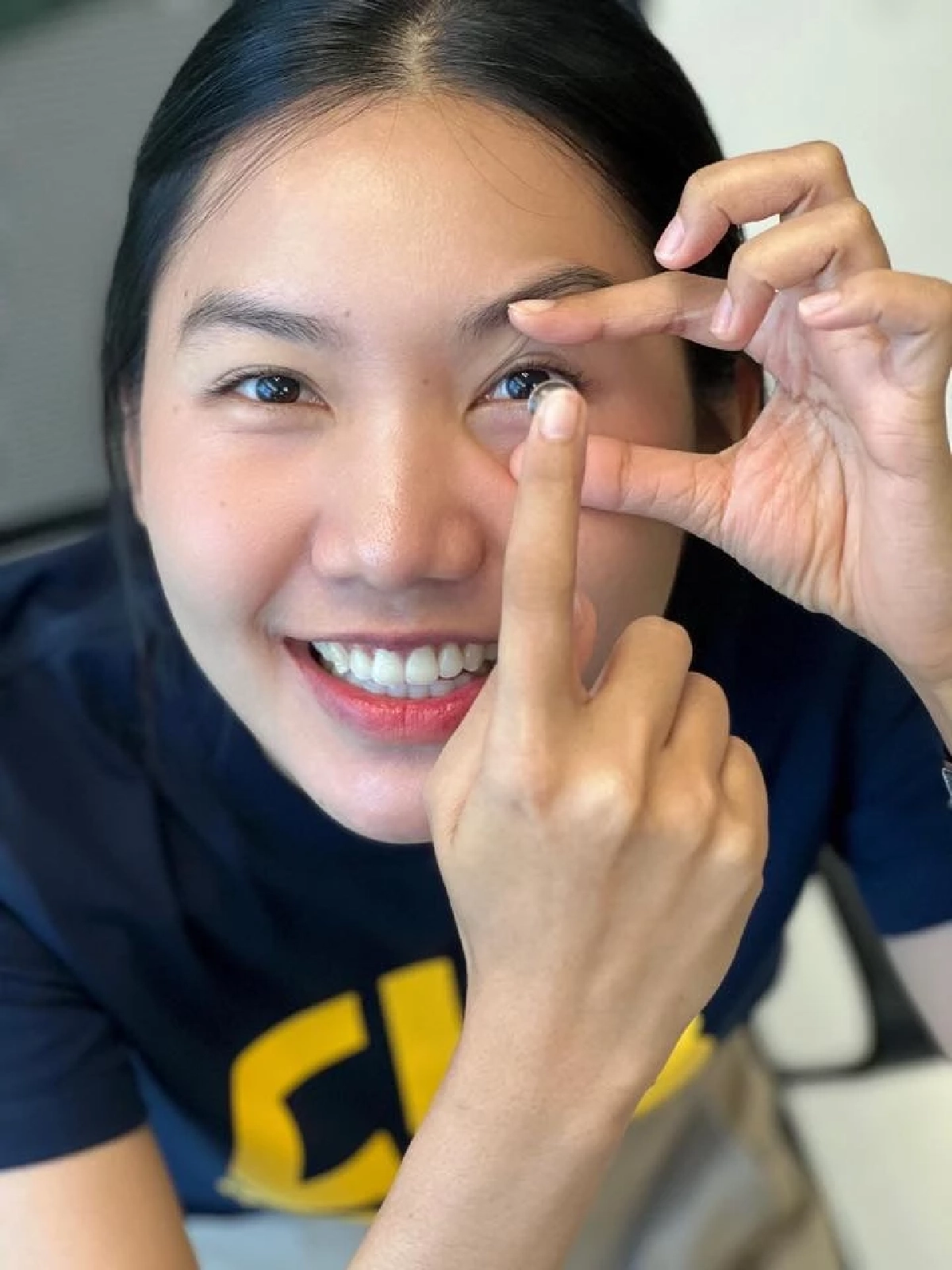 ไม่น่าเลย ตร.รีวิวใส่คอนแทคเลนส์ยี่ห้อดังที่ยึดมา ครั้งเดียวจำ