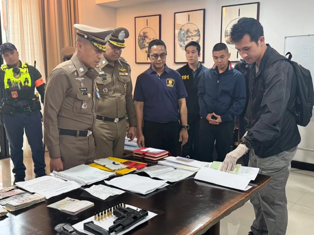 รอง ผบ.ตร. จับชายชาวจีน หนีคดีกบดาน พบมีหมายน้ำเงินตำรวจสากล