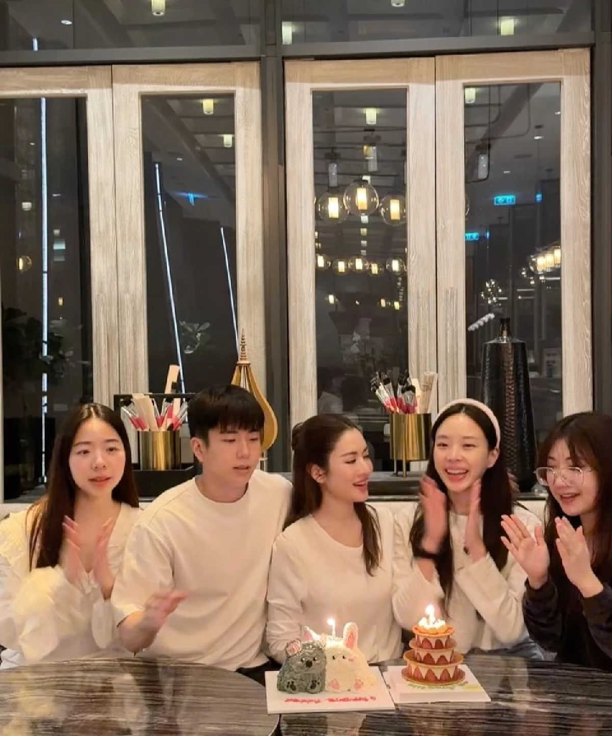 “แอฟ ทักษอร” อบอุ่นหัวใจ “นนกุล” ร่วมเป่าเค้กกับครอบครัว