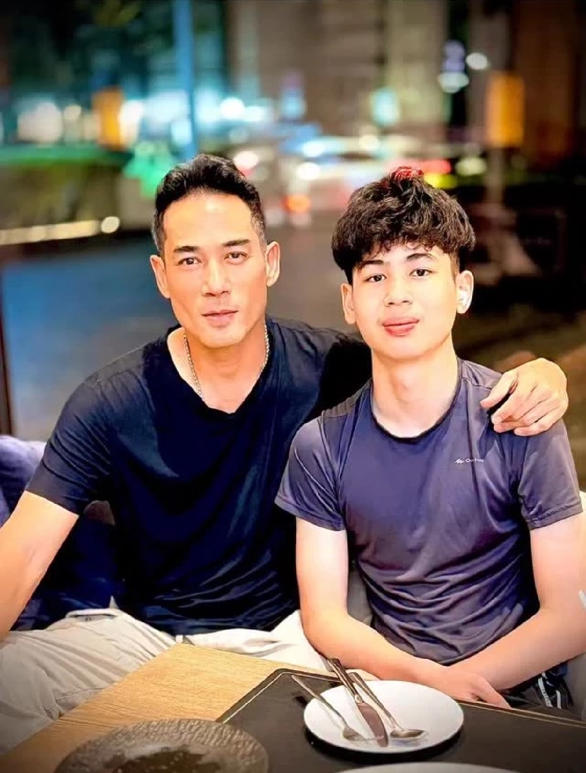 น้องไตตั้น ลูกชาย “ตุ้ย ธีรภัทร์” โตเป็นหนุ่ม 15 ปี หล่อสูสีคุณพ่อ